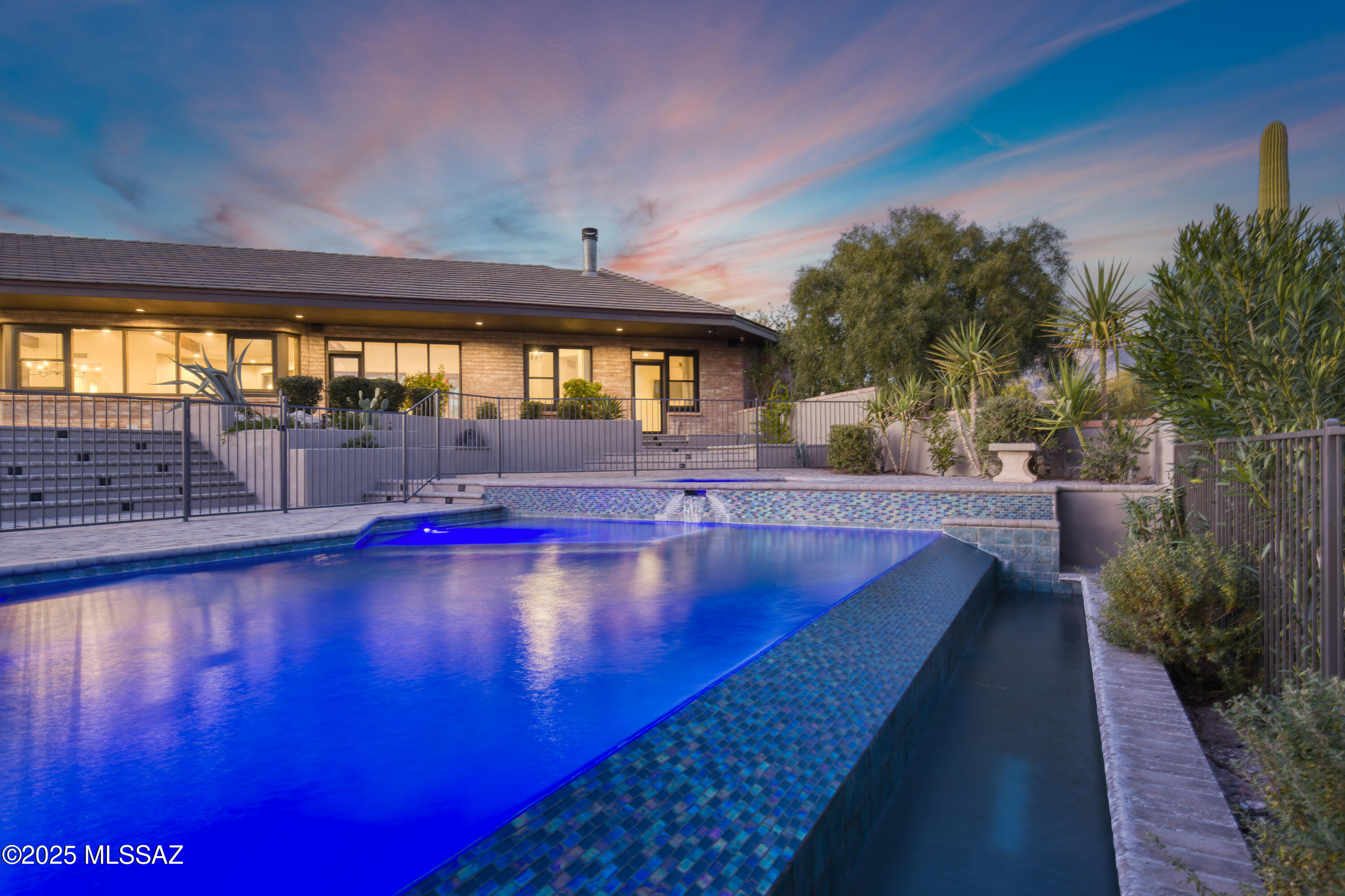 4740 N Hacienda Del Sol Road