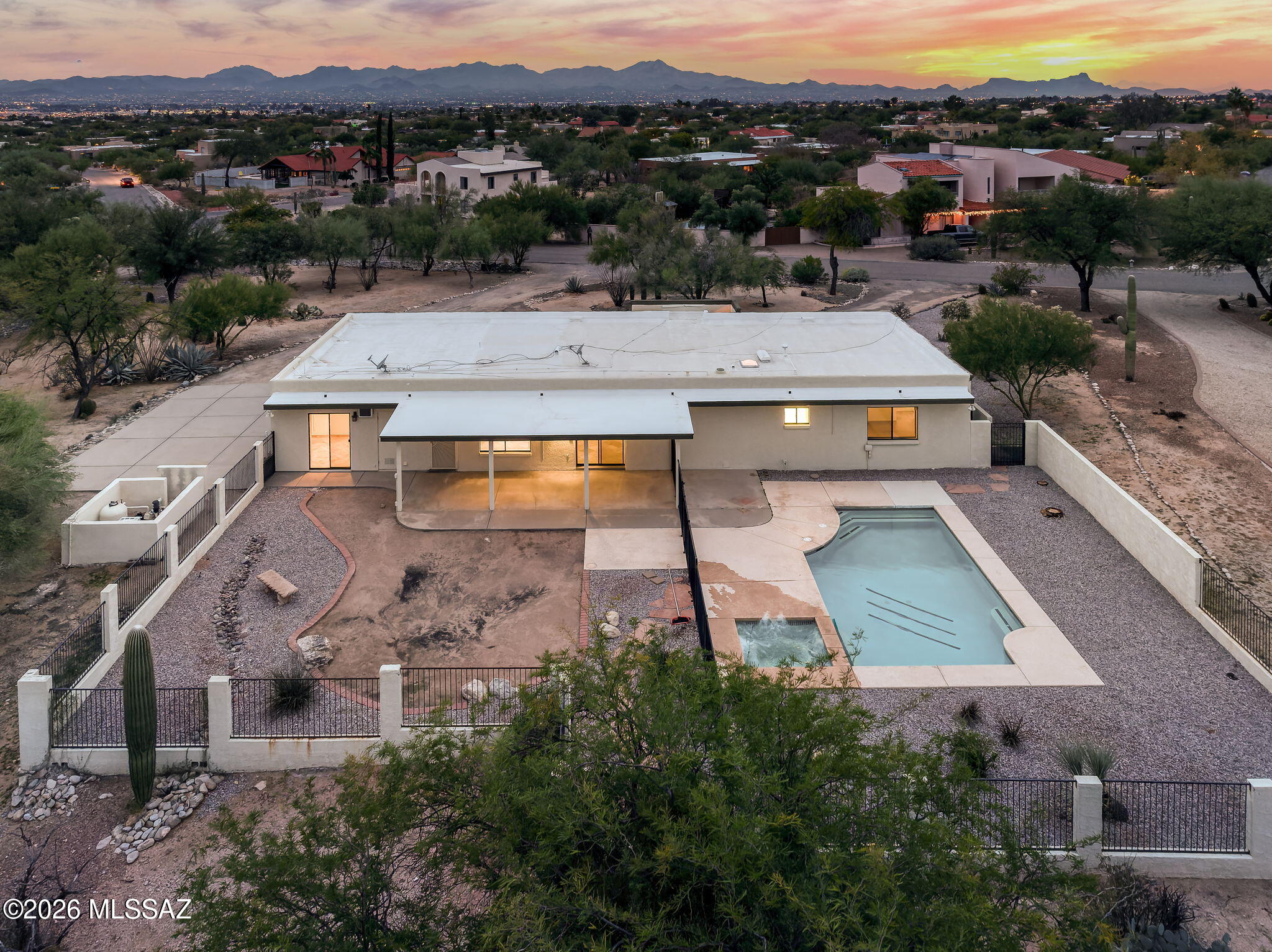 6090 N Calle De La Culebra