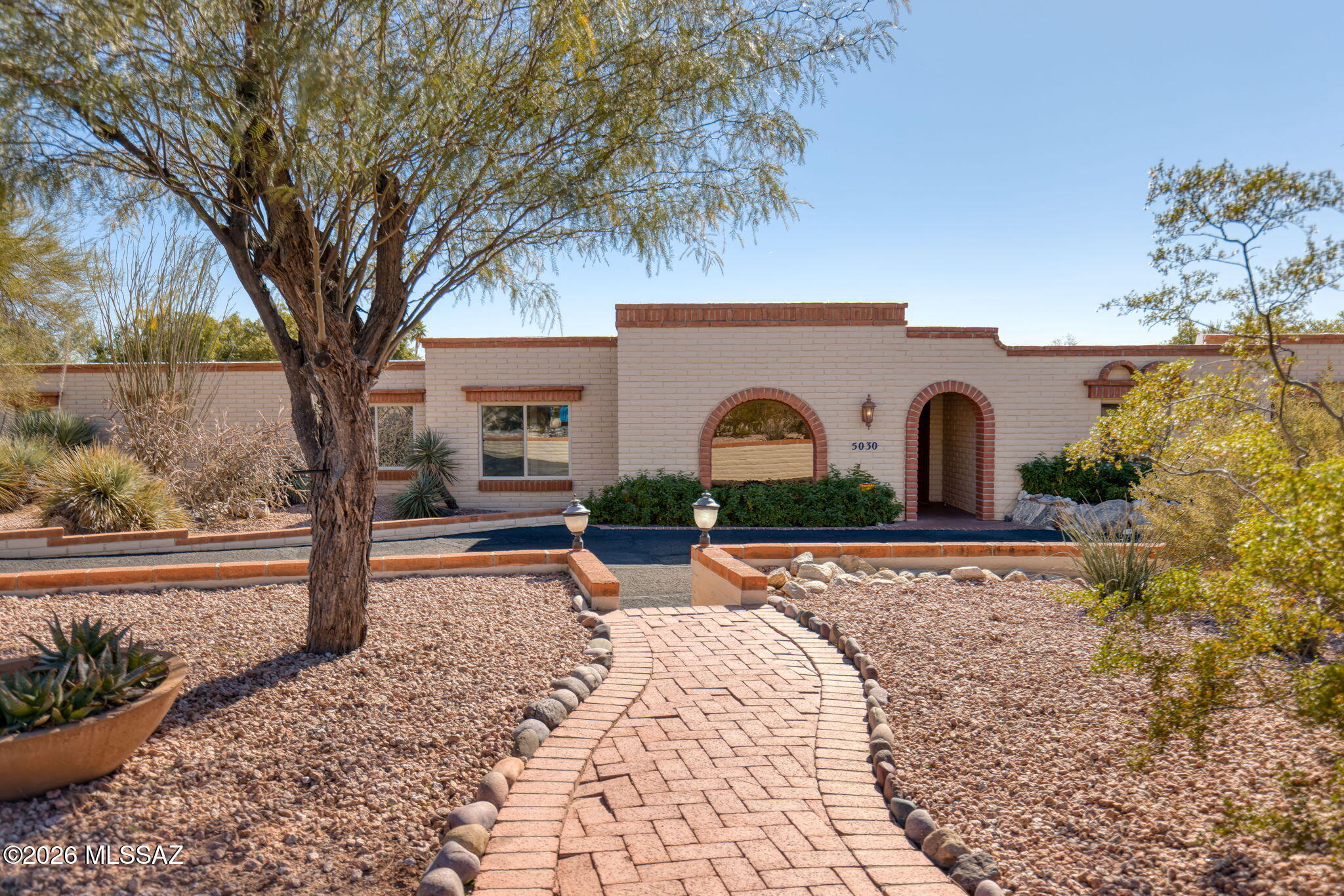 5030 E Camino Bosque