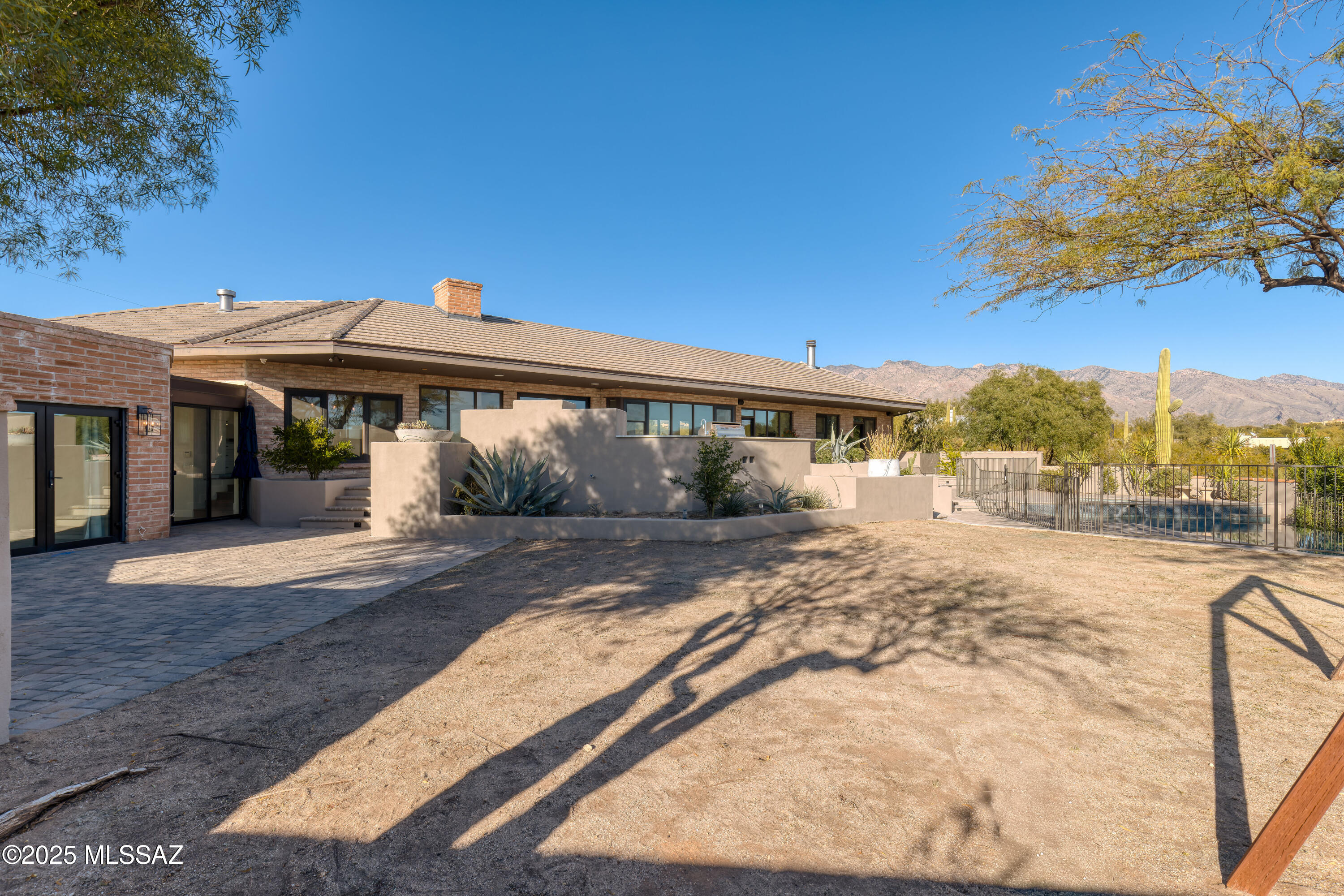 4740 N Hacienda Del Sol Road