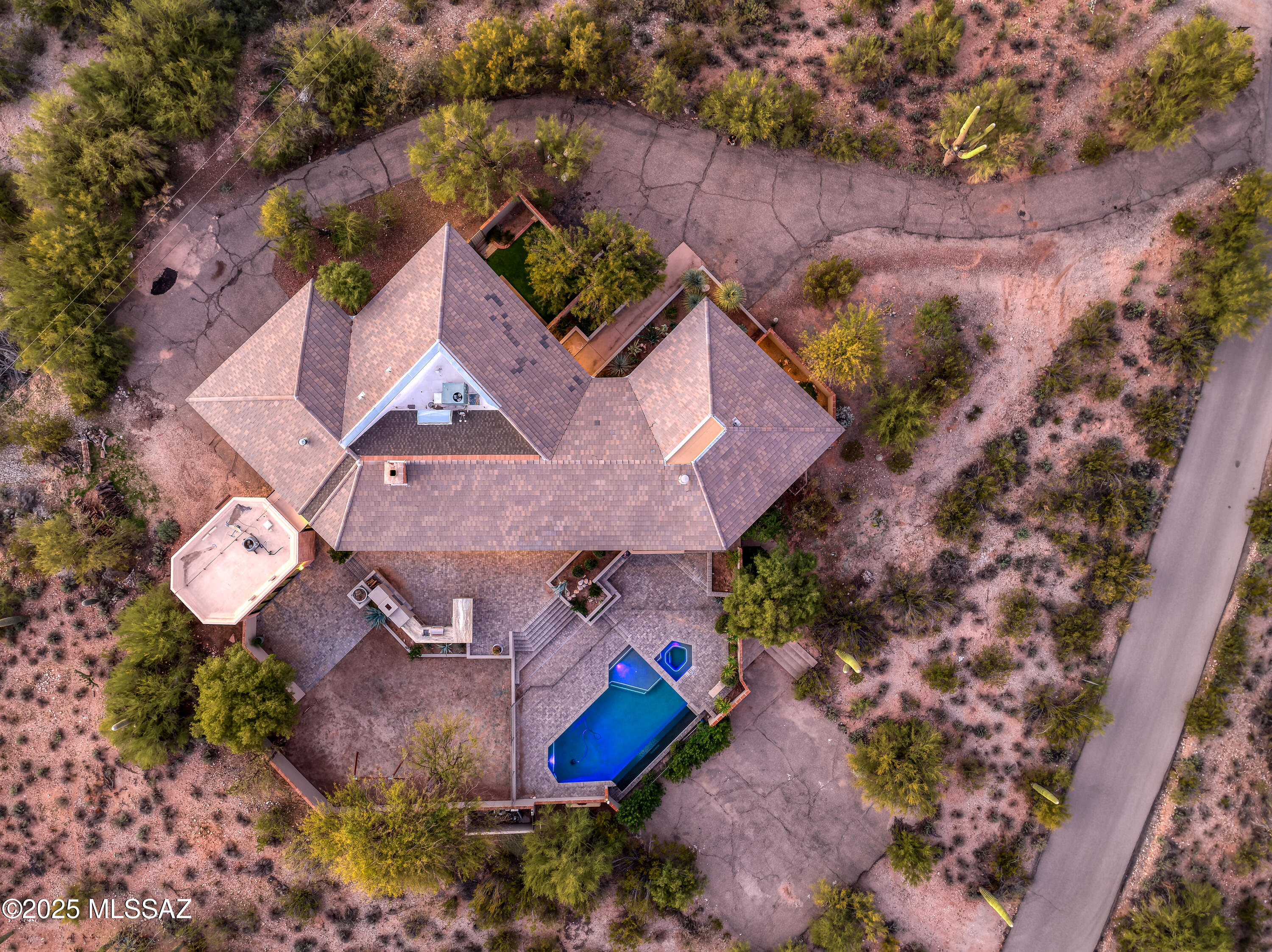 4740 N Hacienda Del Sol Road