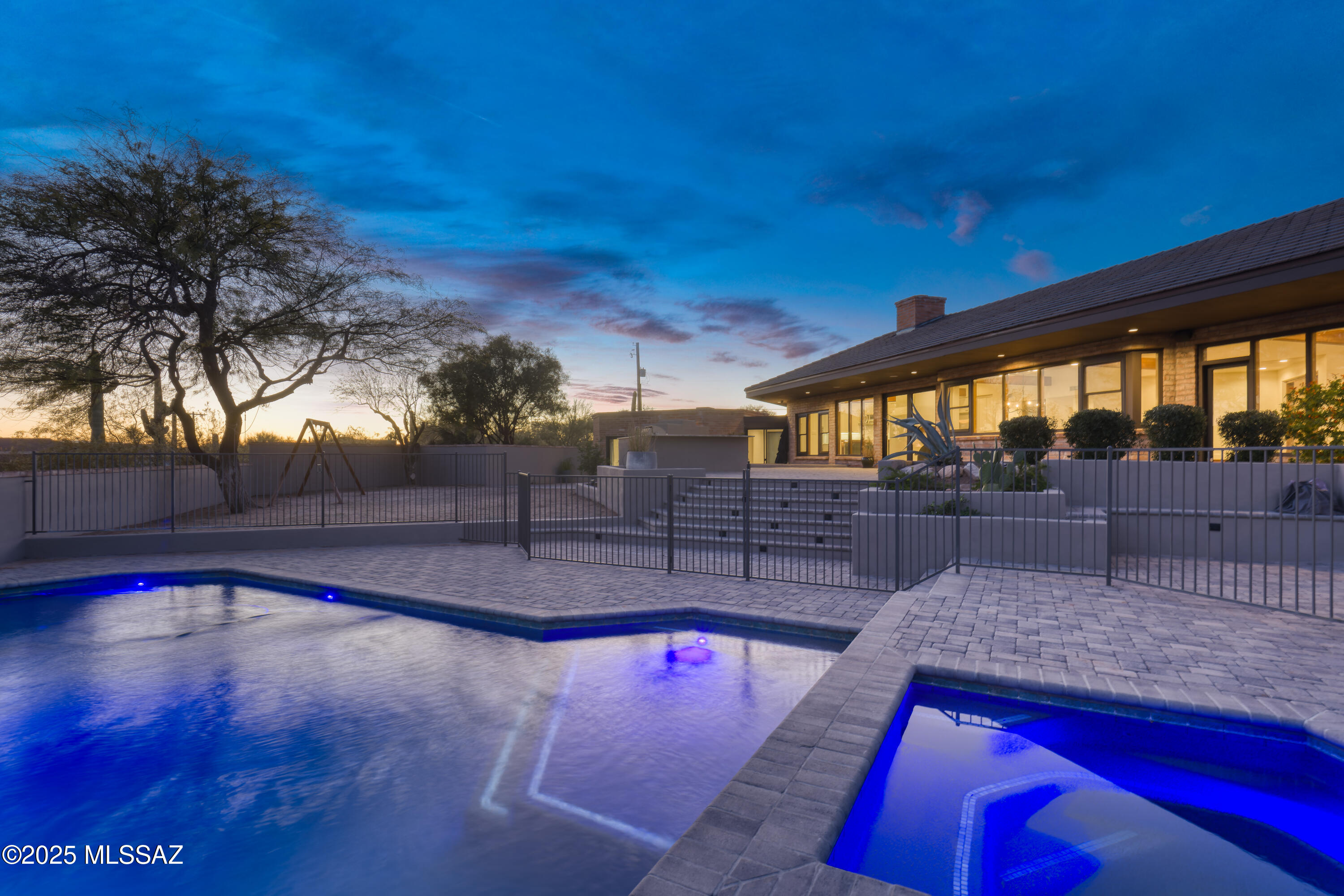 4740 N Hacienda Del Sol Road