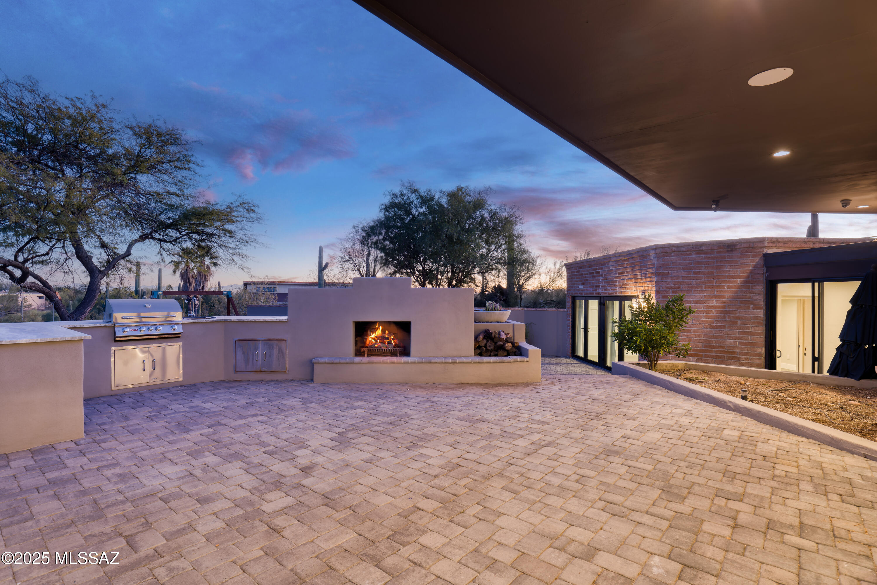 4740 N Hacienda Del Sol Road