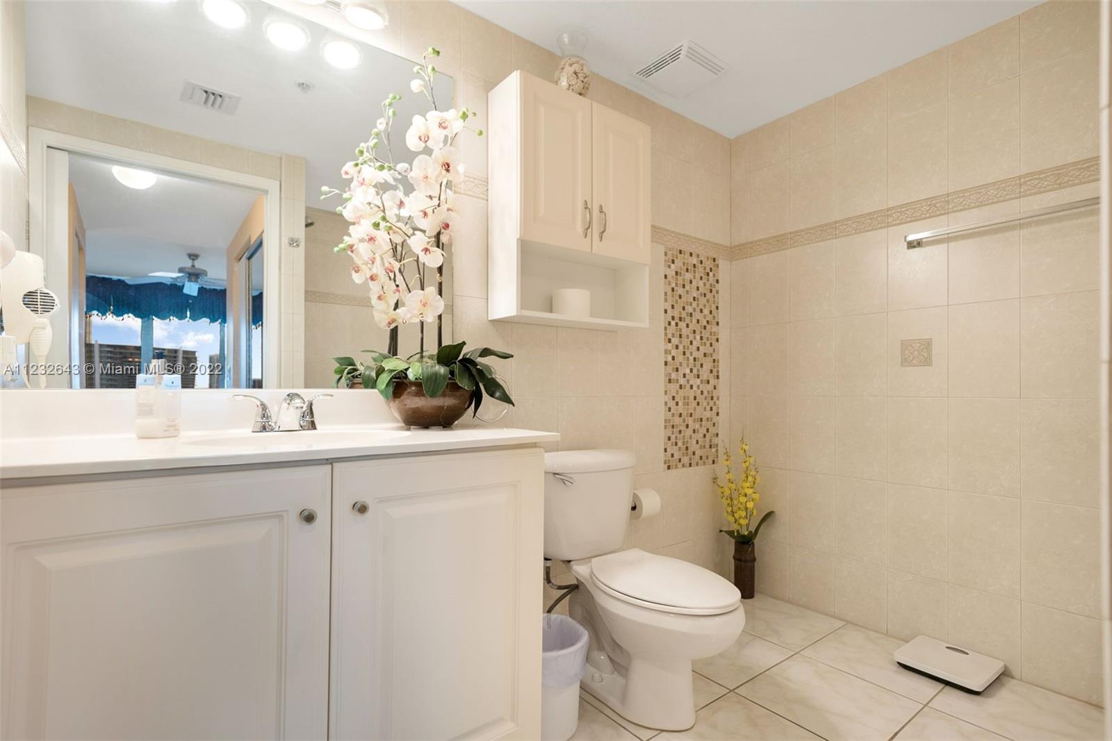 18100 N Bay Rd Unit: 404