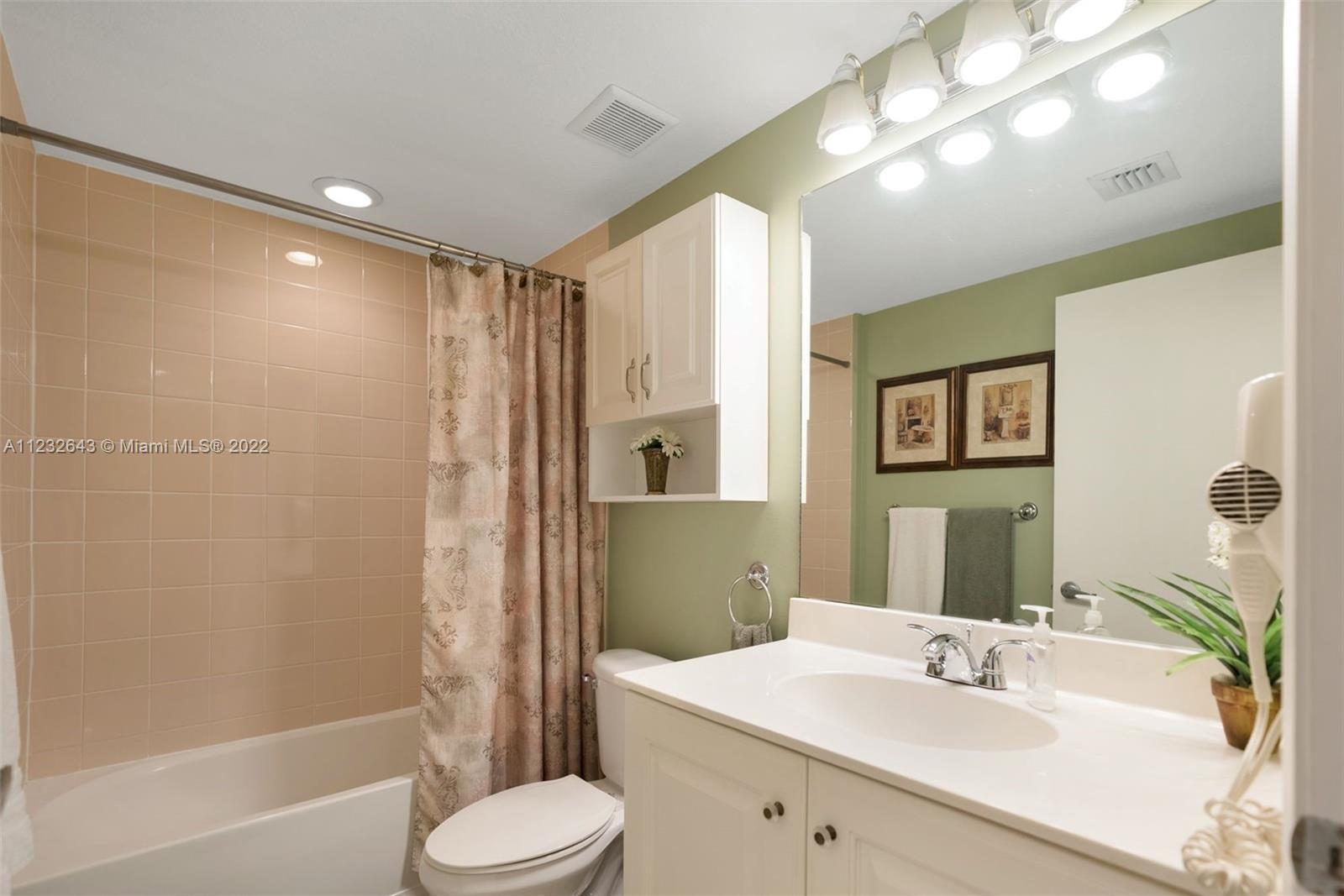 18100 N Bay Rd Unit: 404