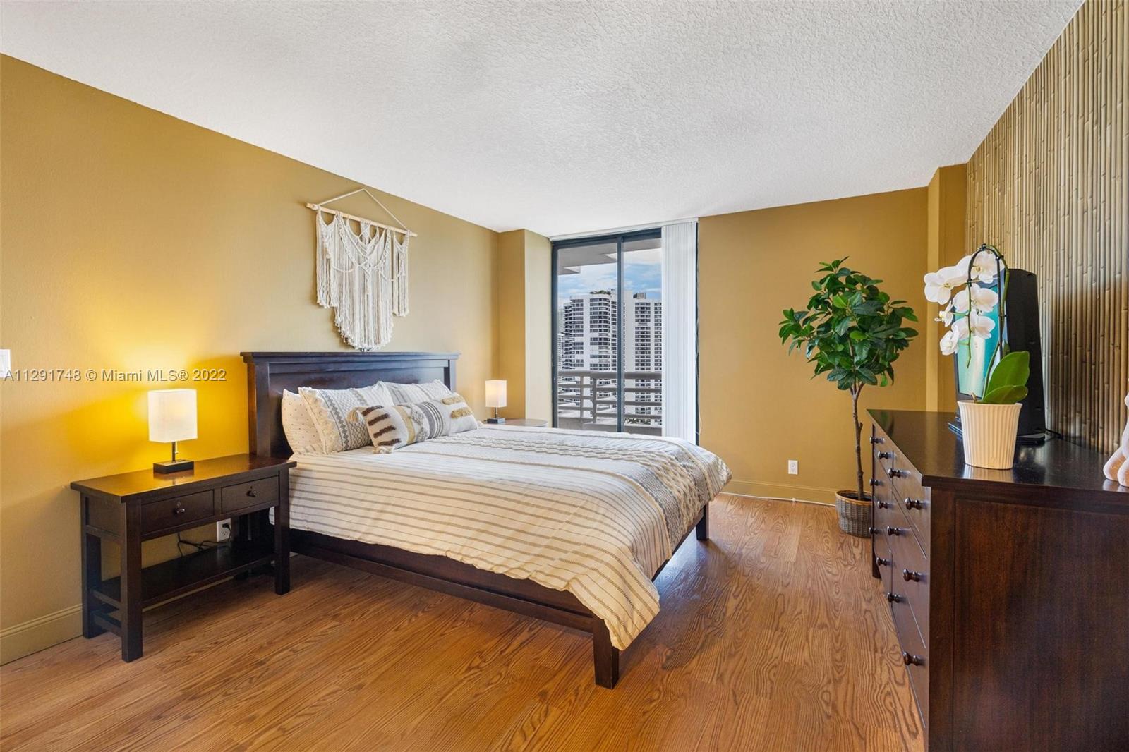 3300 NE 192 Unit: PH16