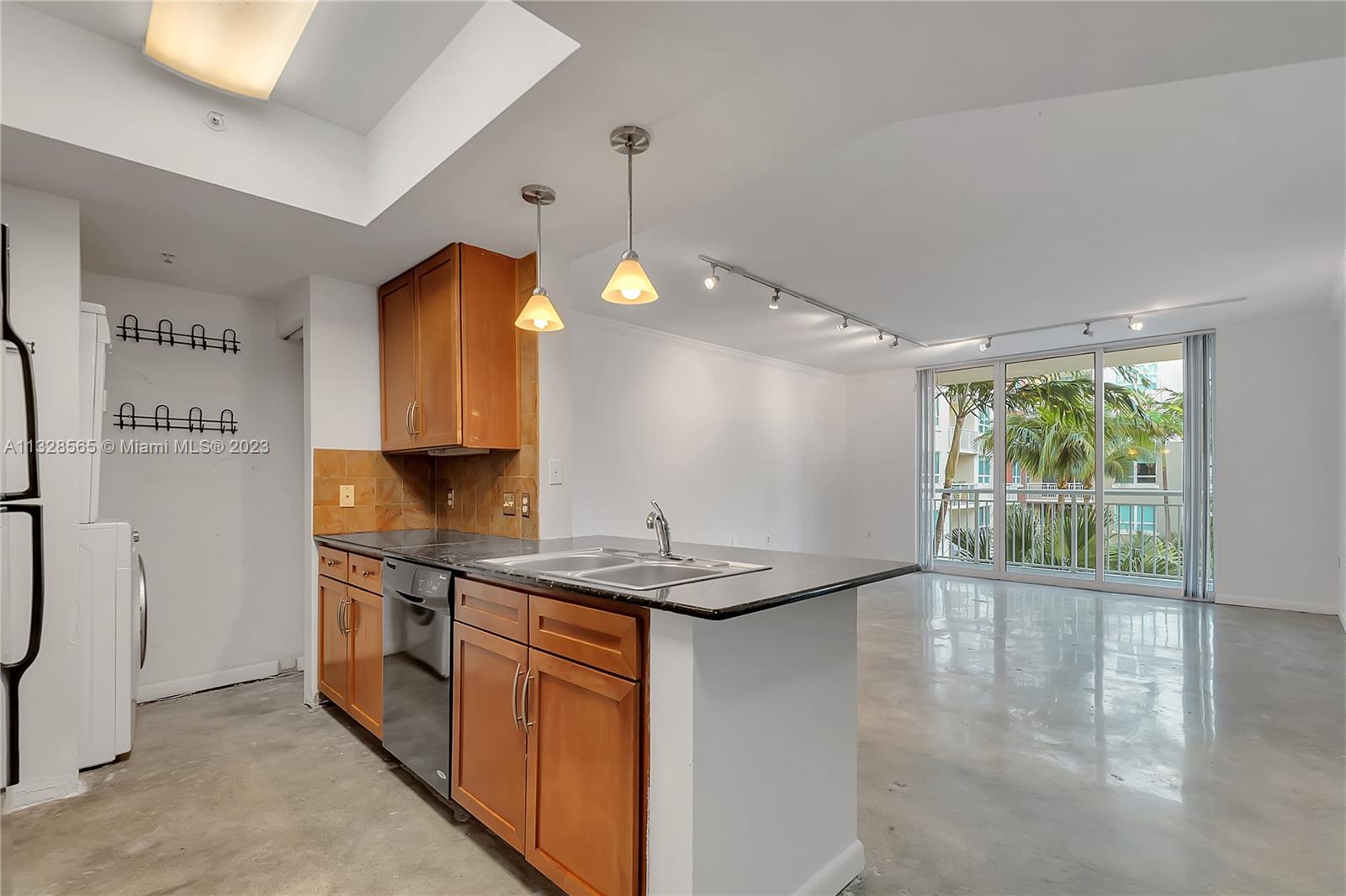 2000 N Bayshore Dr Unit: 325