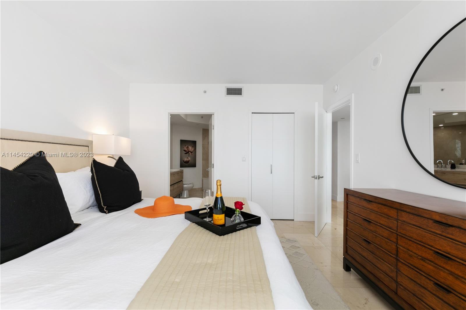 6365 Collins Ave Unit: 3208
