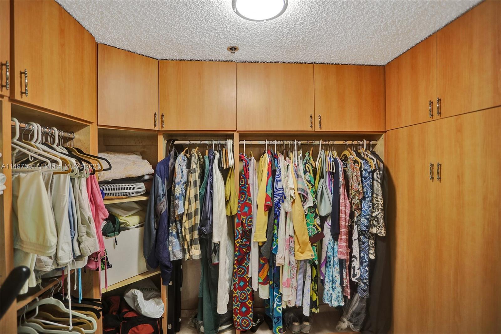 210 174th St Unit: 2302
