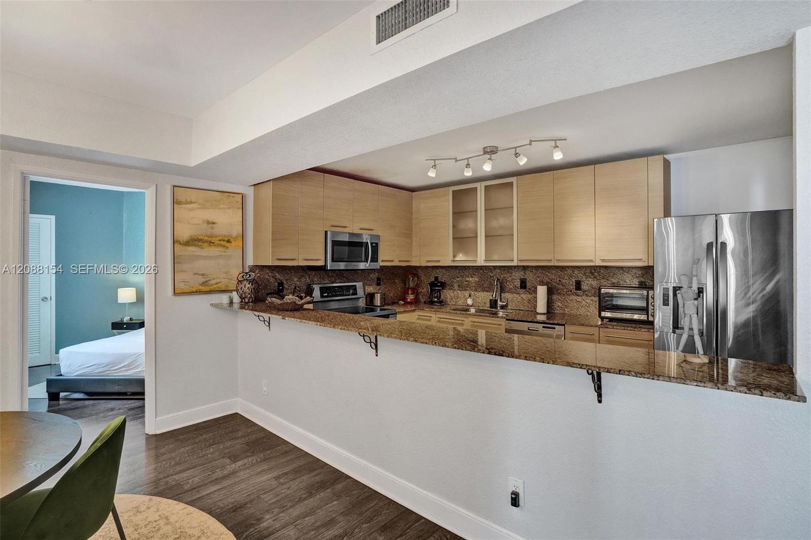 19370 Collins Ave # 816