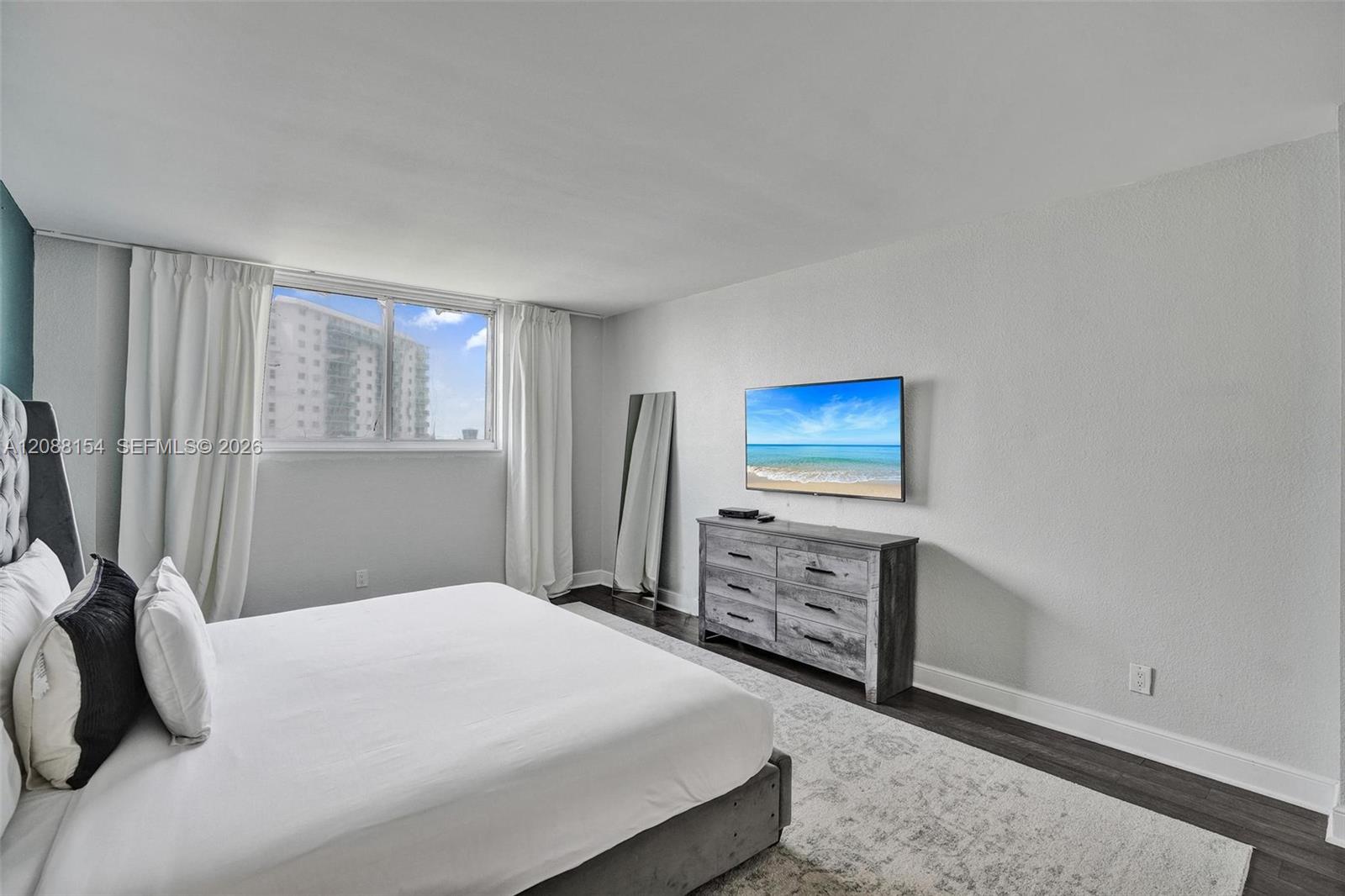 19370 Collins Ave # 816