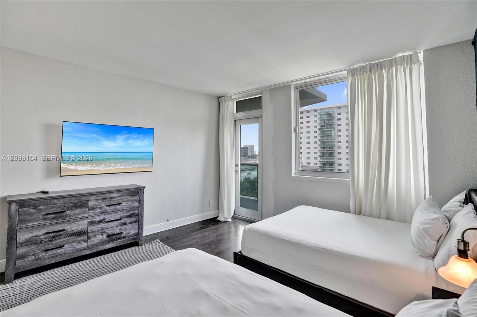 19370 Collins Ave # 816