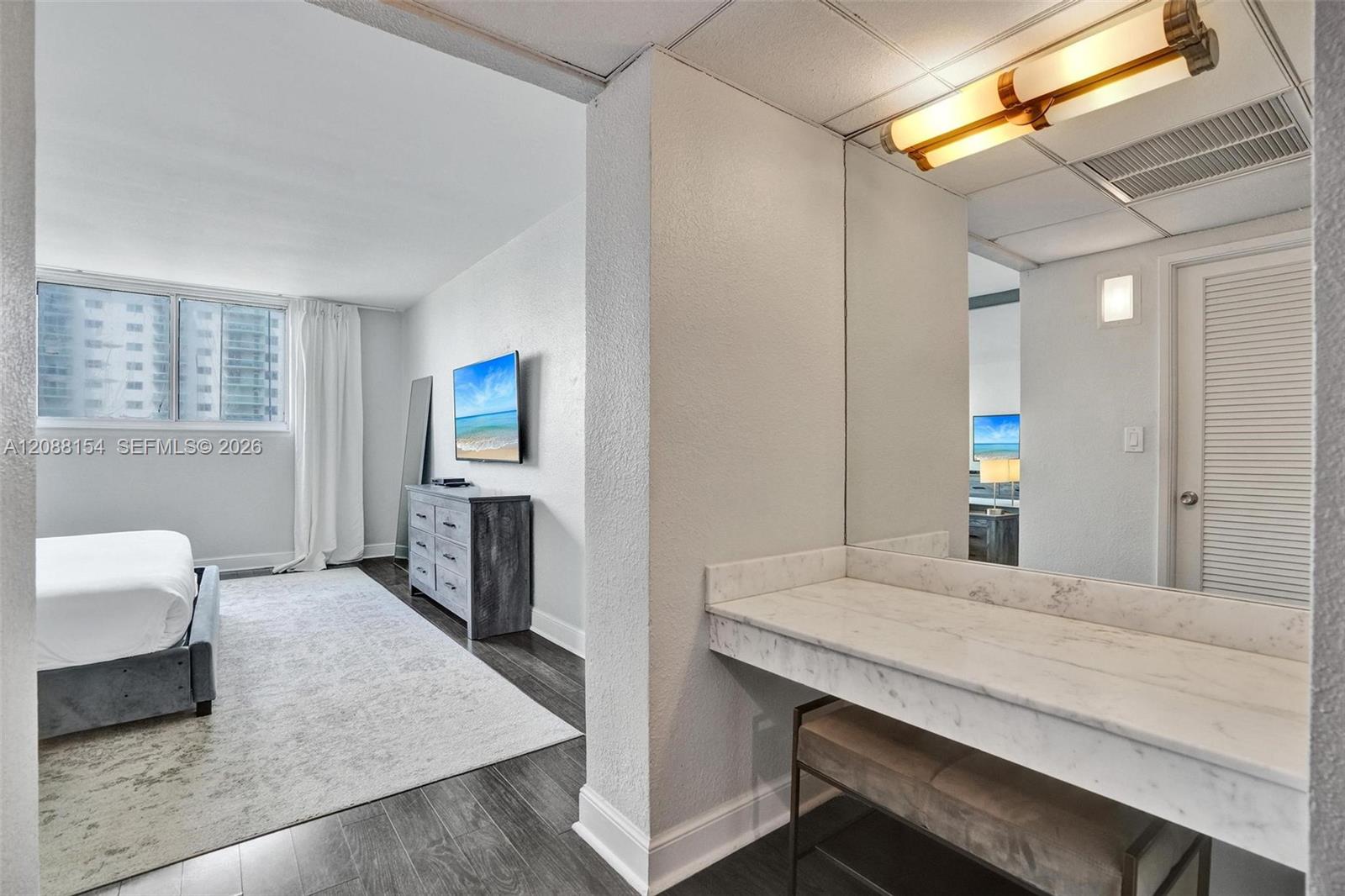 19370 Collins Ave # 816