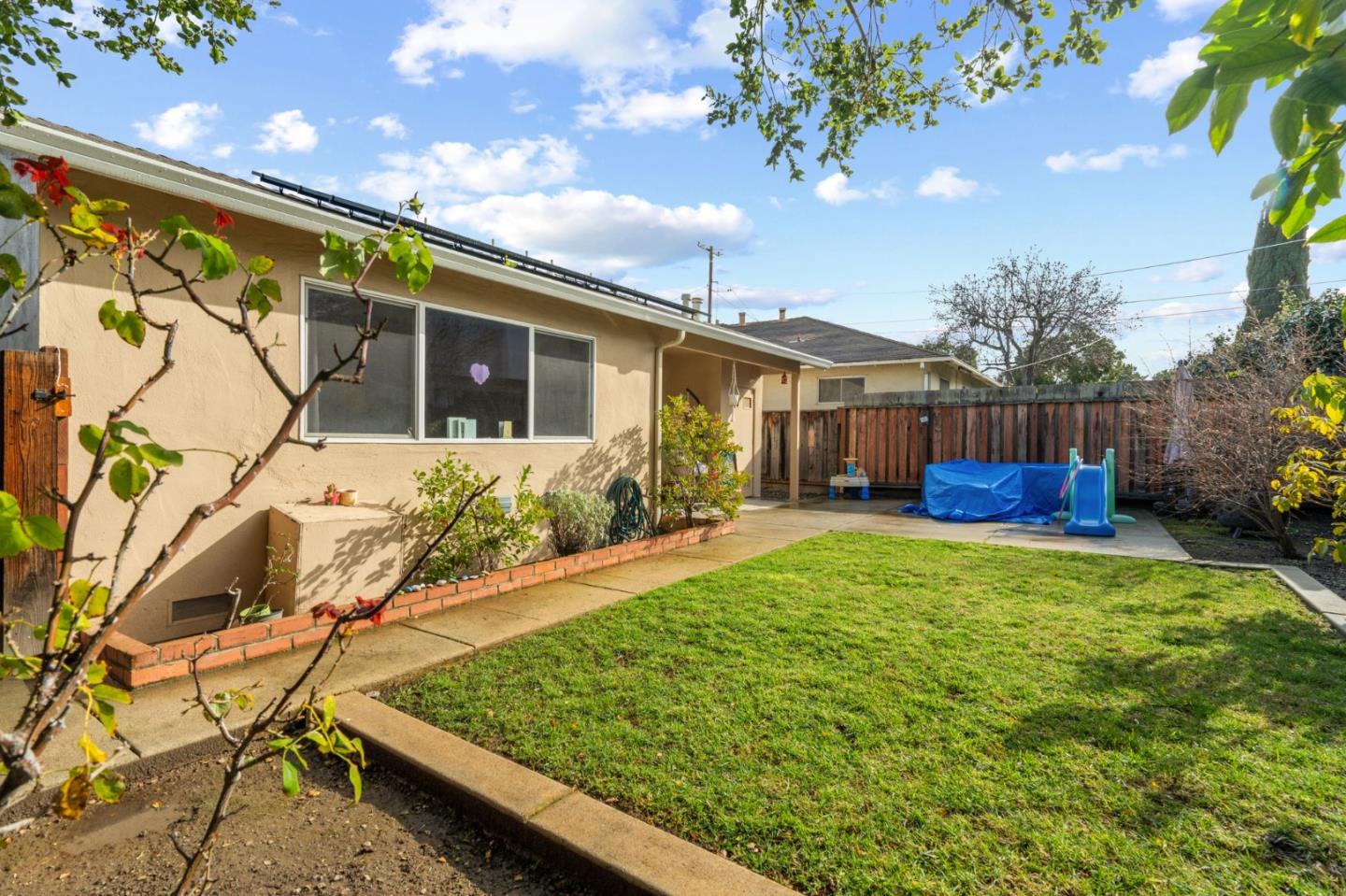 371/373 Flora Vista AVE