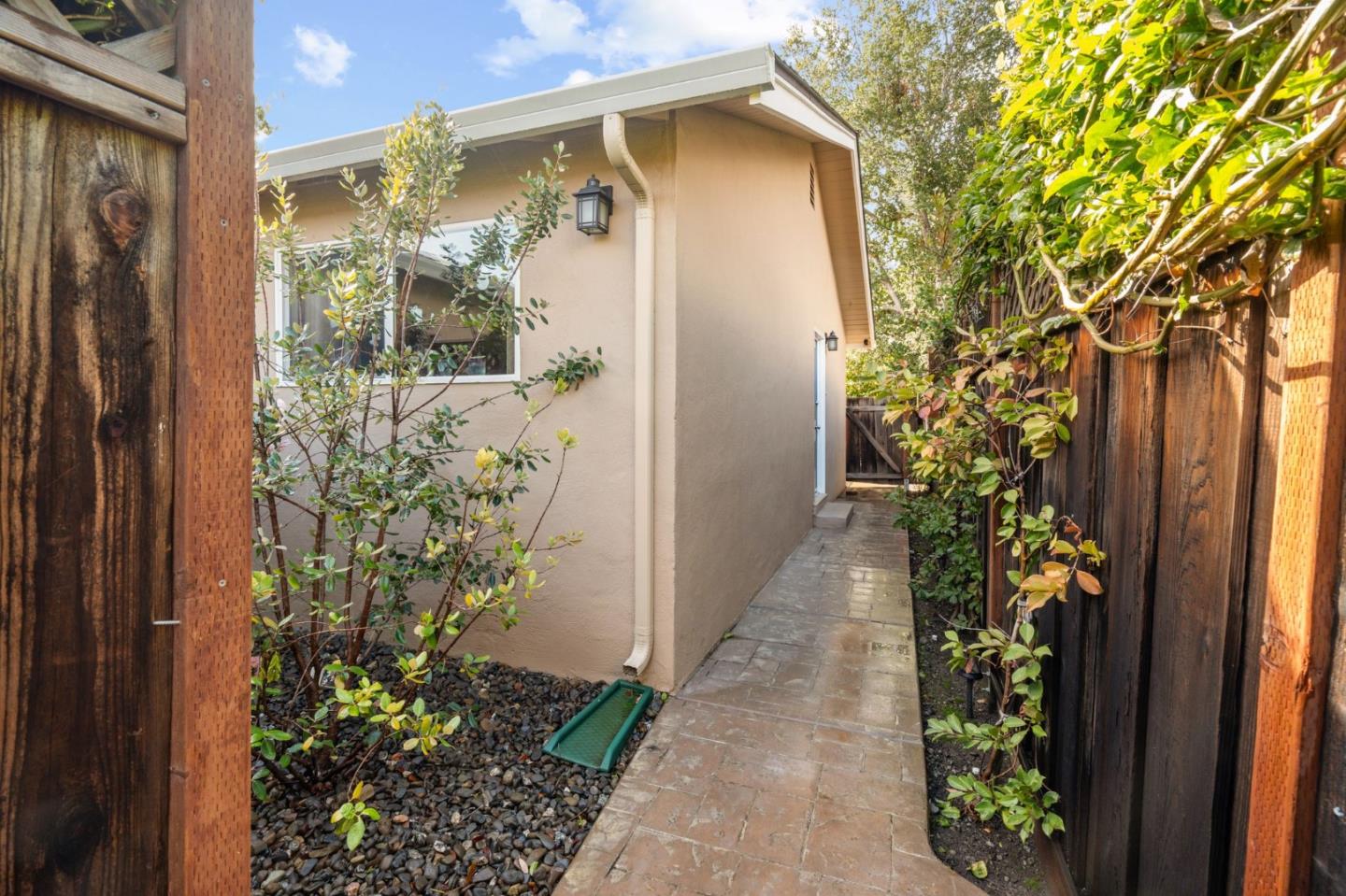 371/373 Flora Vista AVE