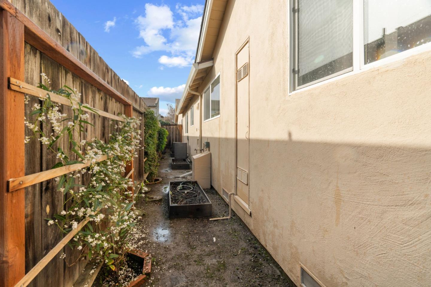 371/373 Flora Vista AVE