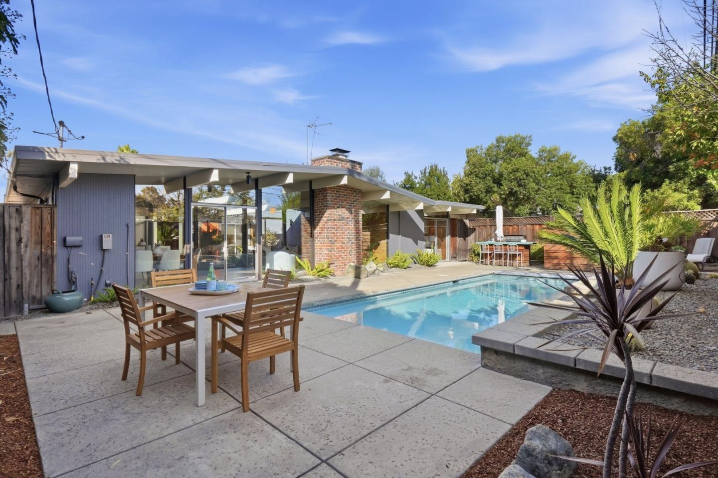2440 Fairoak CT