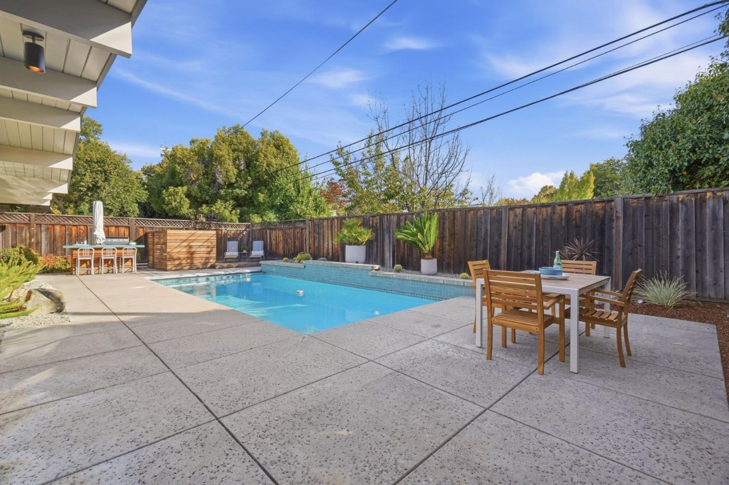 2440 Fairoak CT