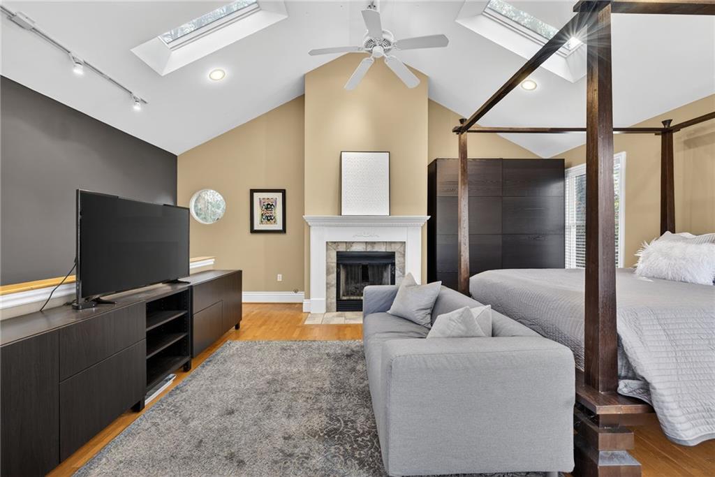 1040 Lindridge Drive NE