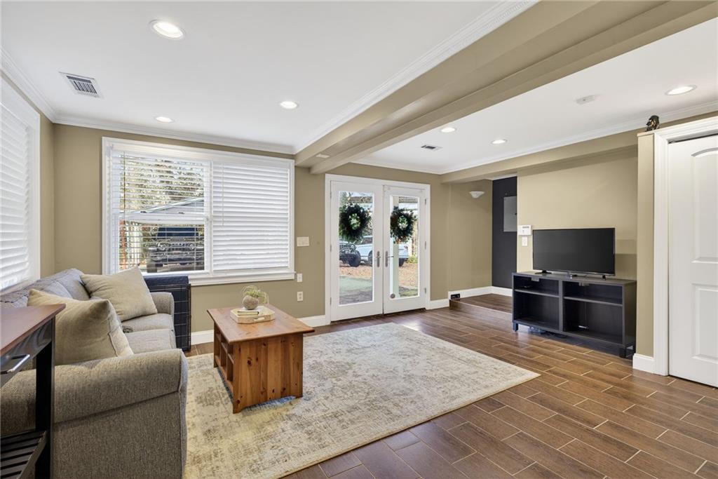 1040 Lindridge Drive NE