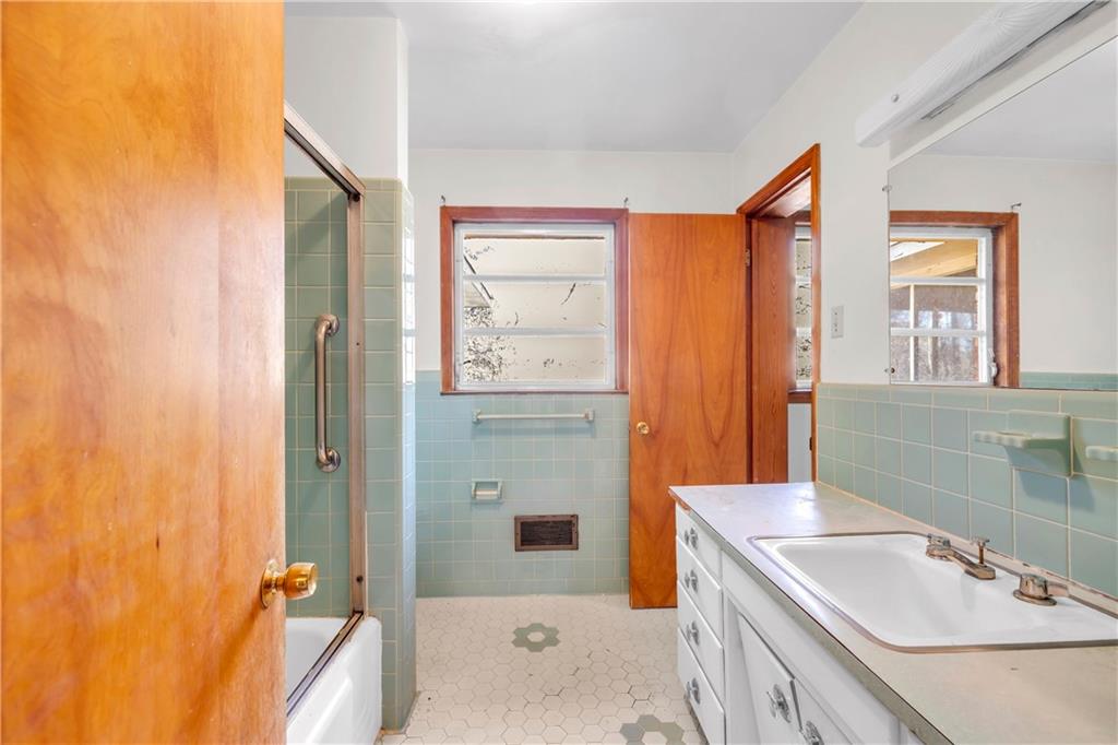 2425 Melinda Court NE