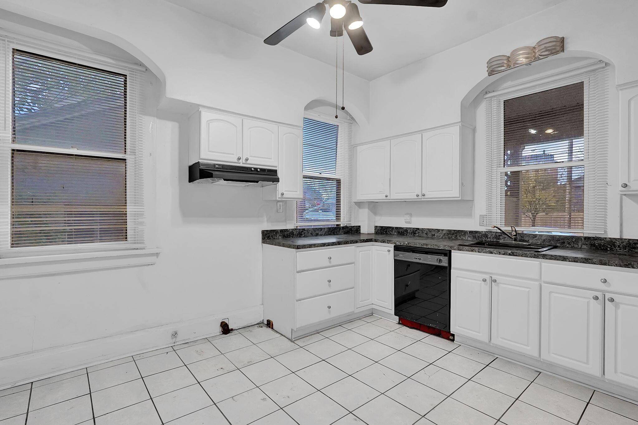 1318 E Long Street
