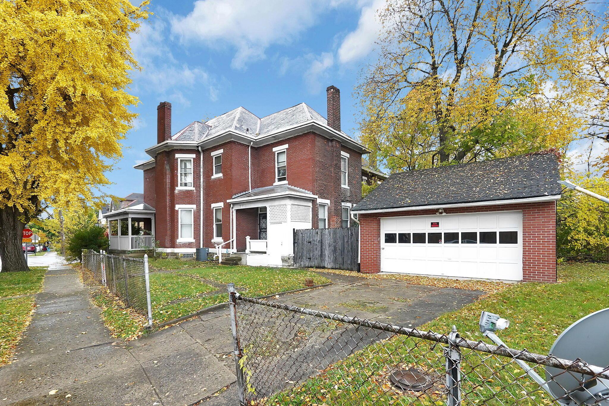 1318 E Long Street