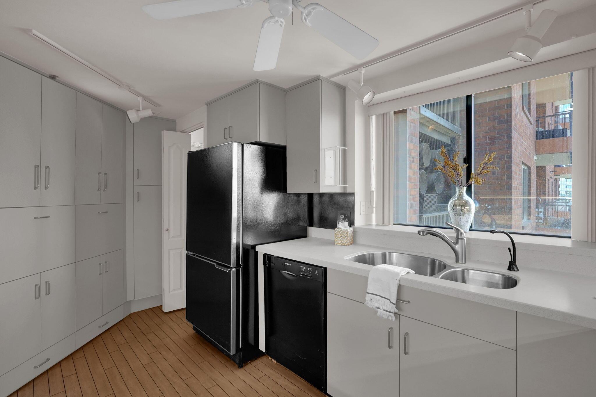 155 W Main Street, 802