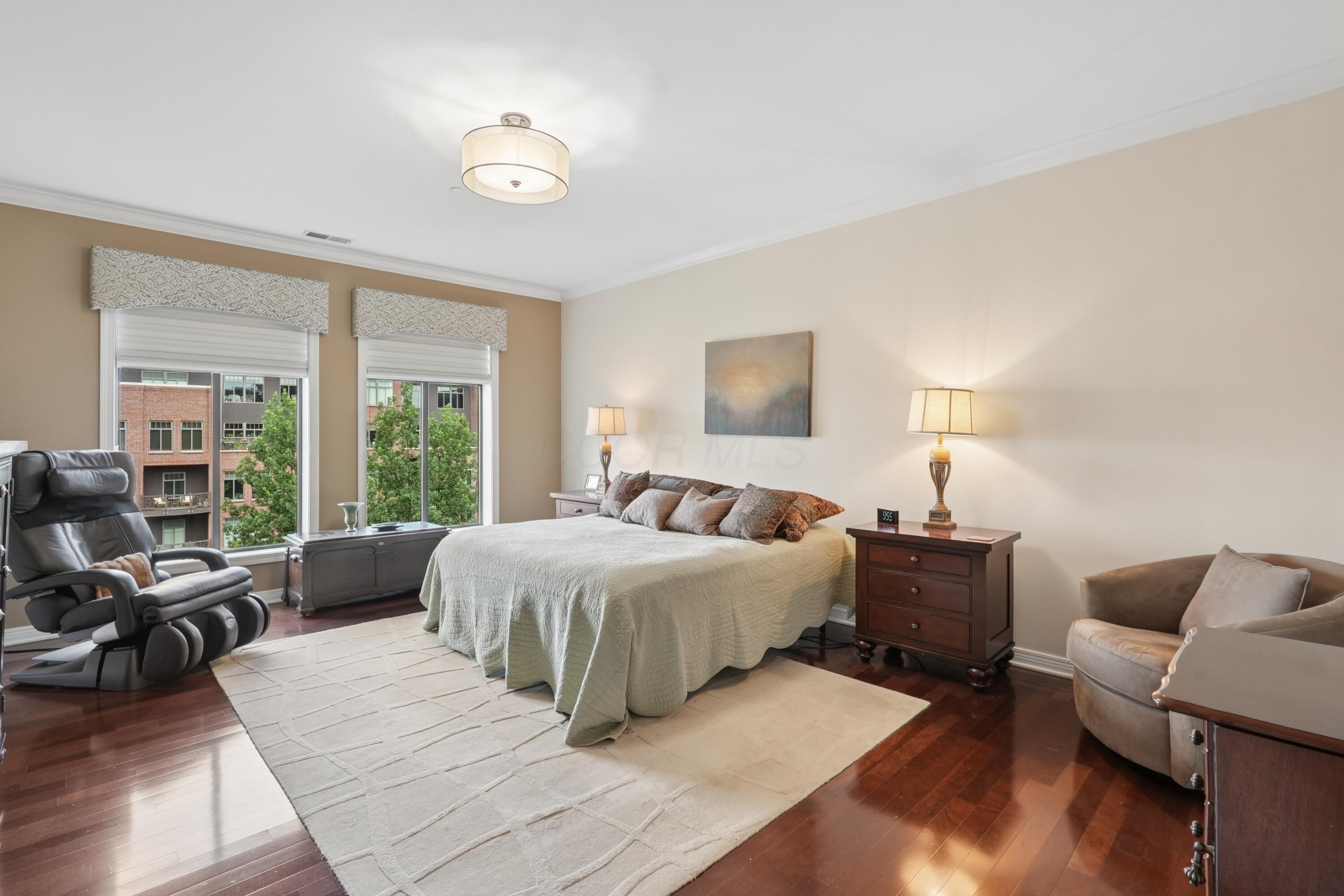 250 Daniel Burnham Square, 702