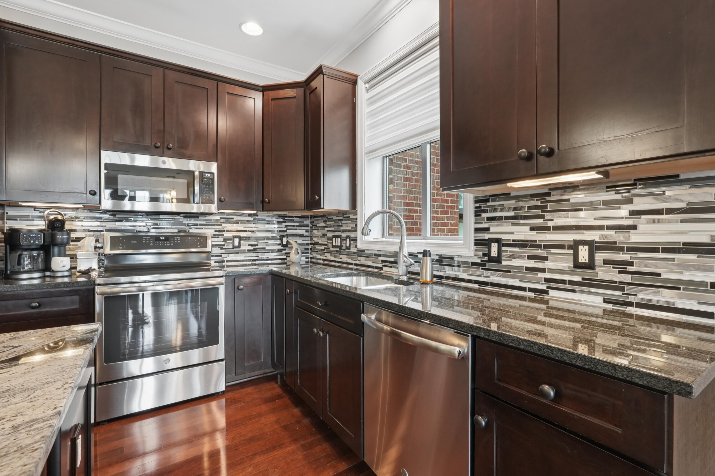 250 Daniel Burnham Square, 702