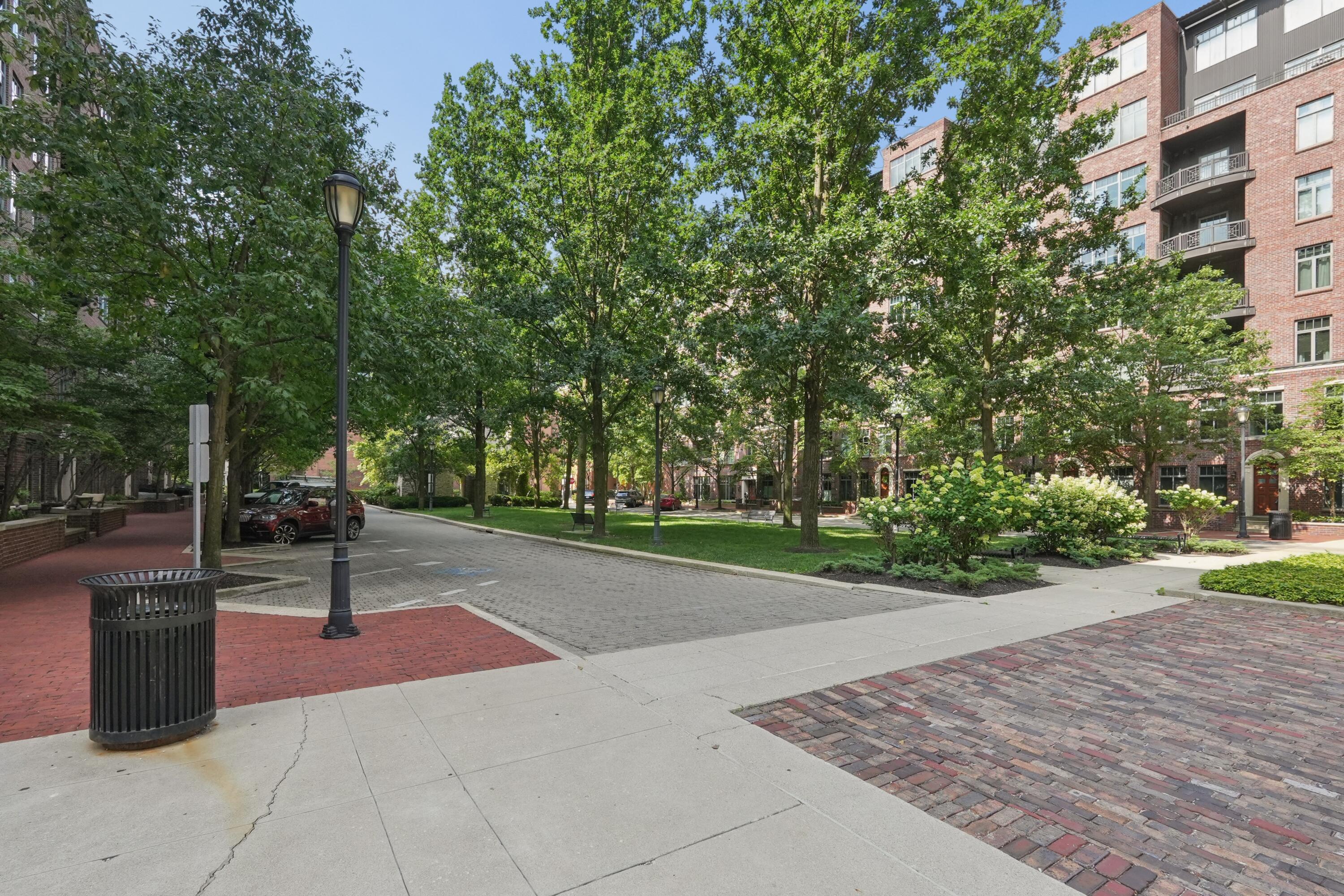250 Daniel Burnham Square, 702