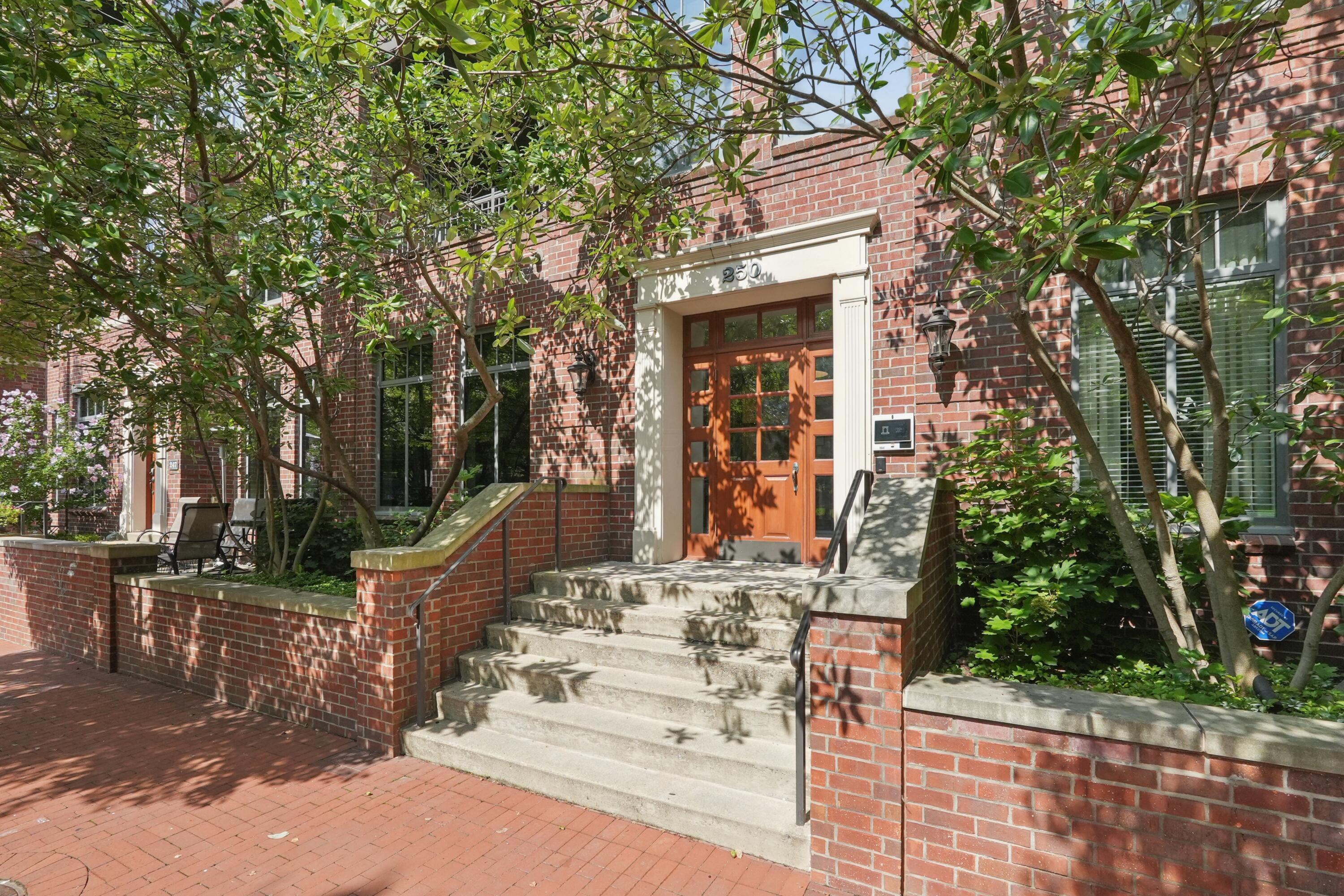 250 Daniel Burnham Square, 702