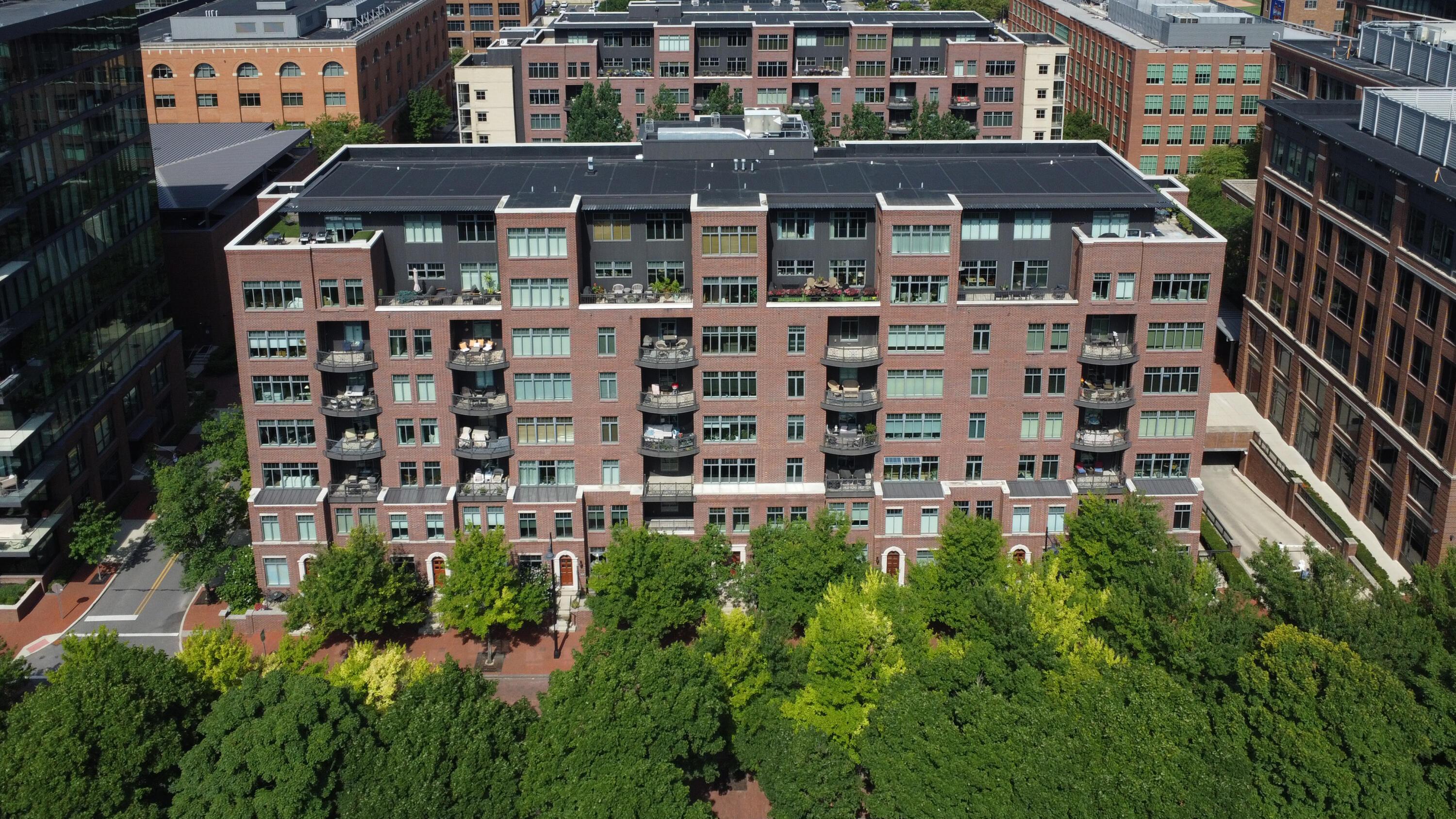250 Daniel Burnham Square, 702