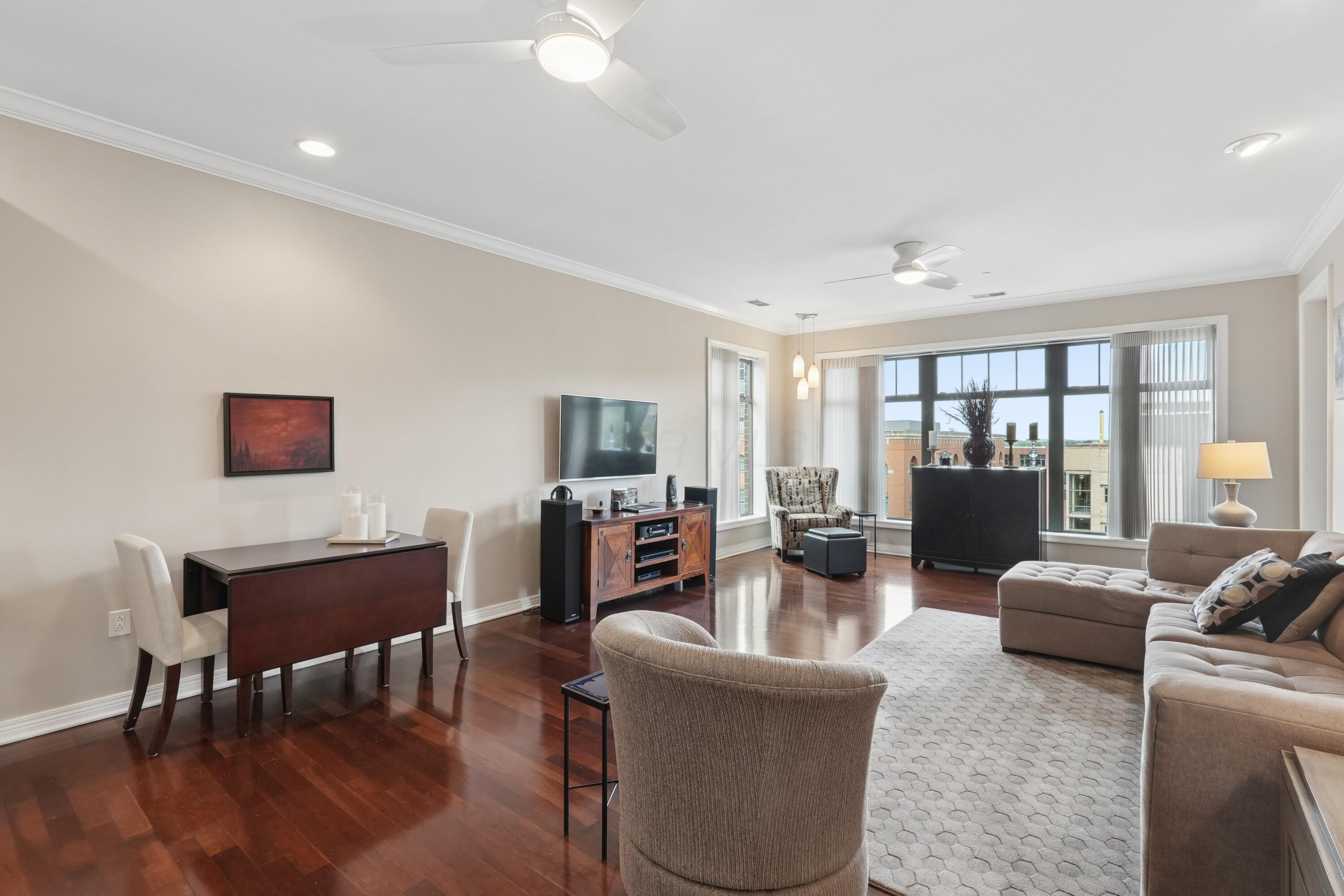 250 Daniel Burnham Square, 702