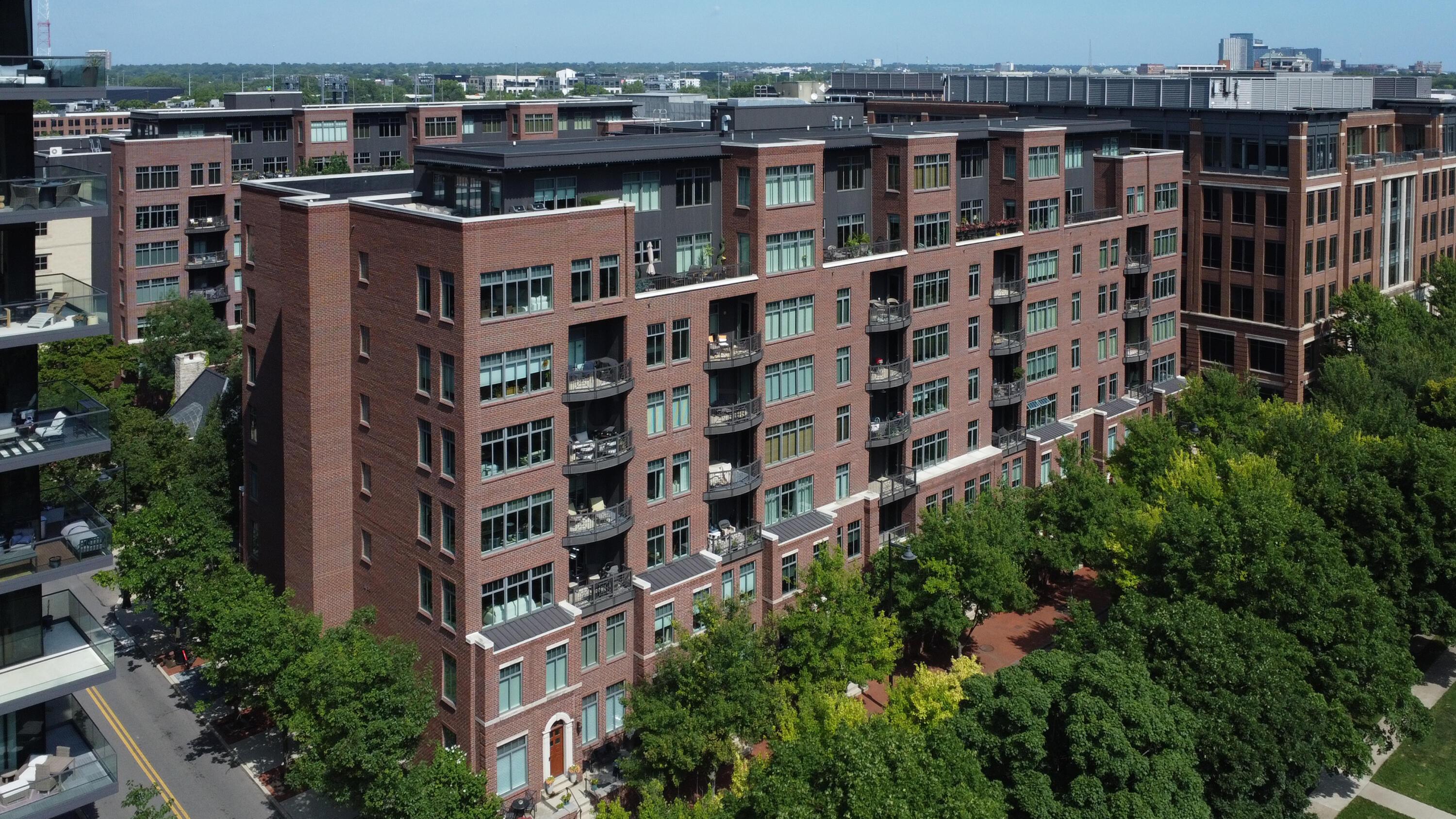 250 Daniel Burnham Square, 702