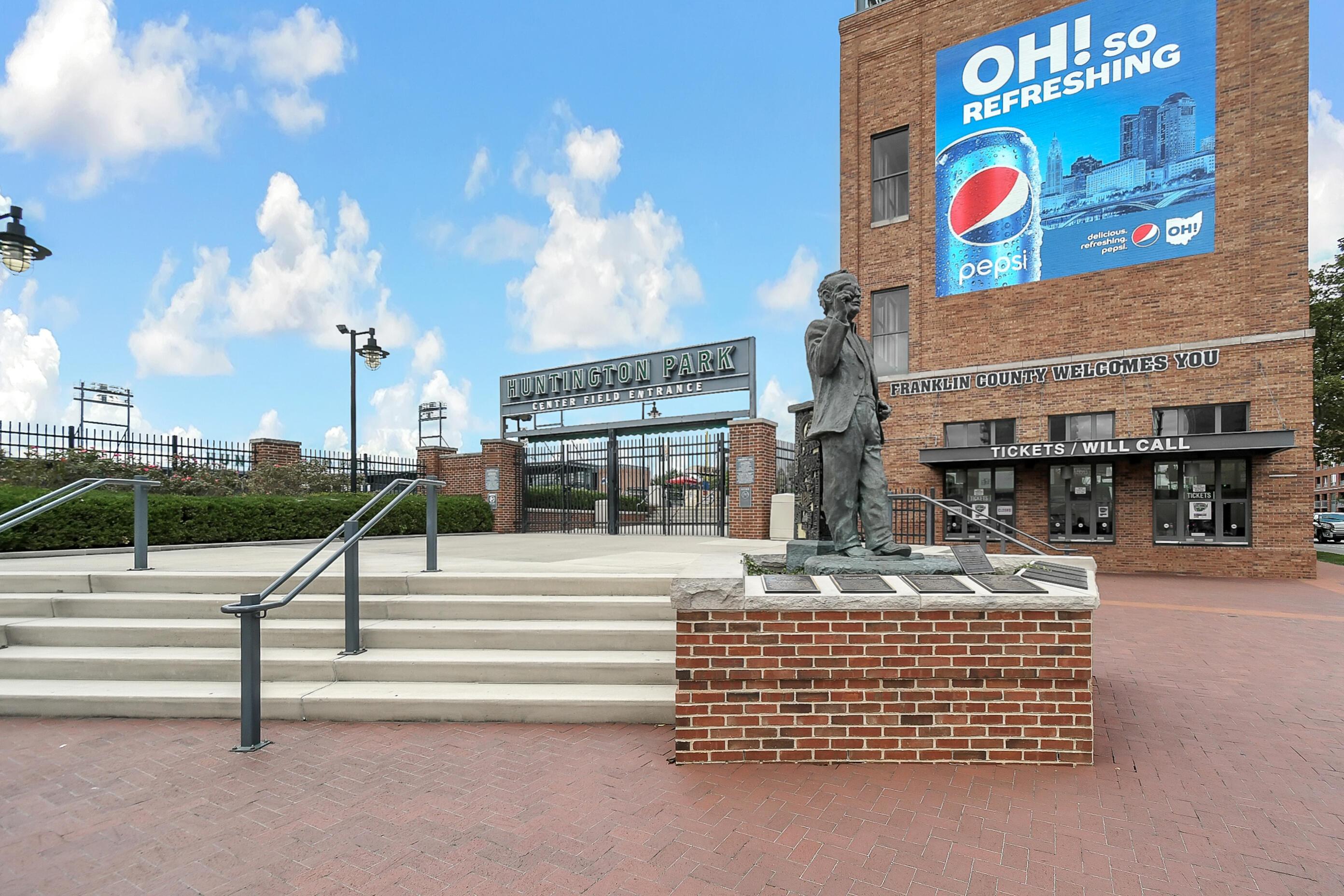 250 Daniel Burnham Square, 702