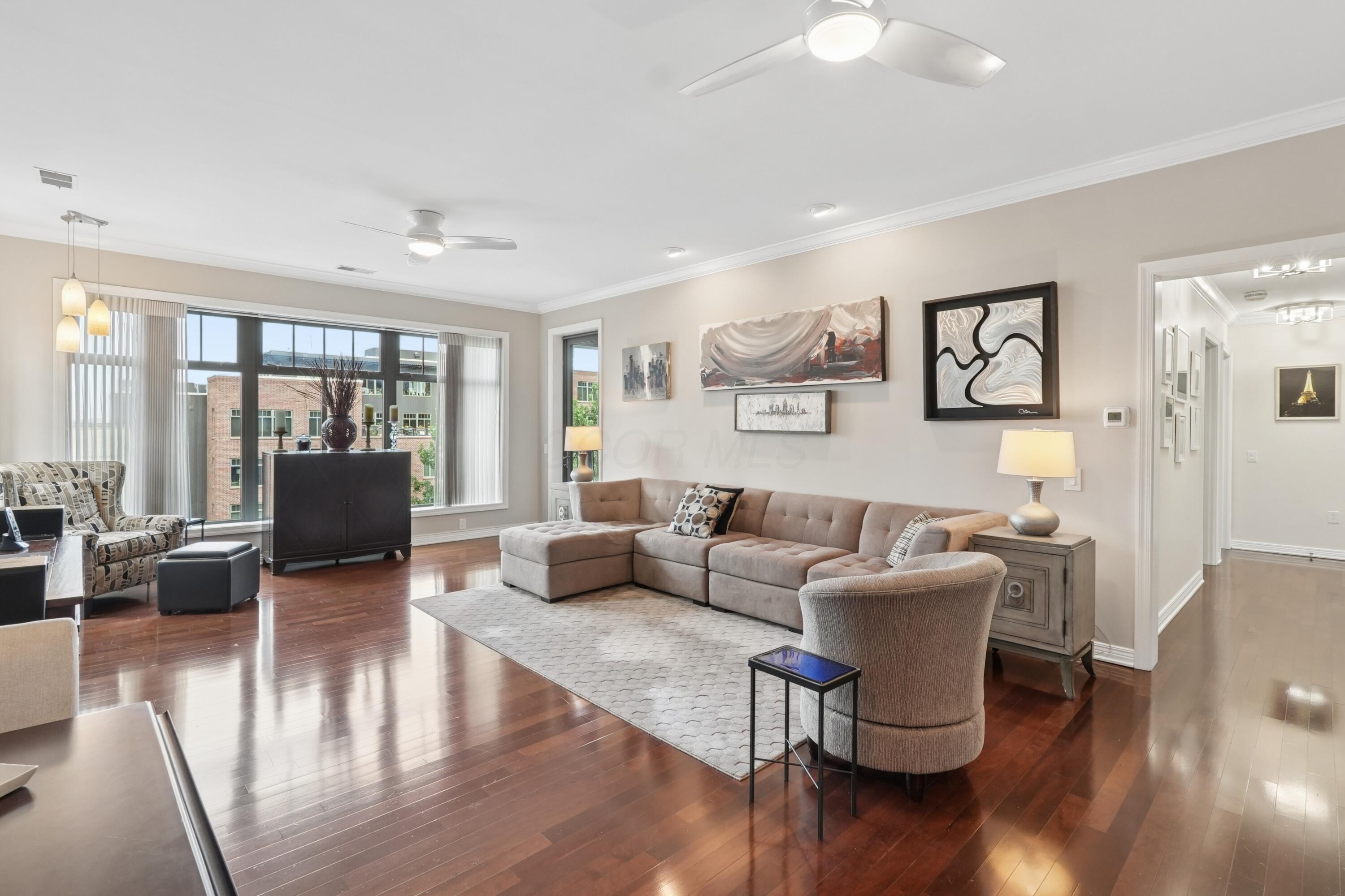 250 Daniel Burnham Square, 702