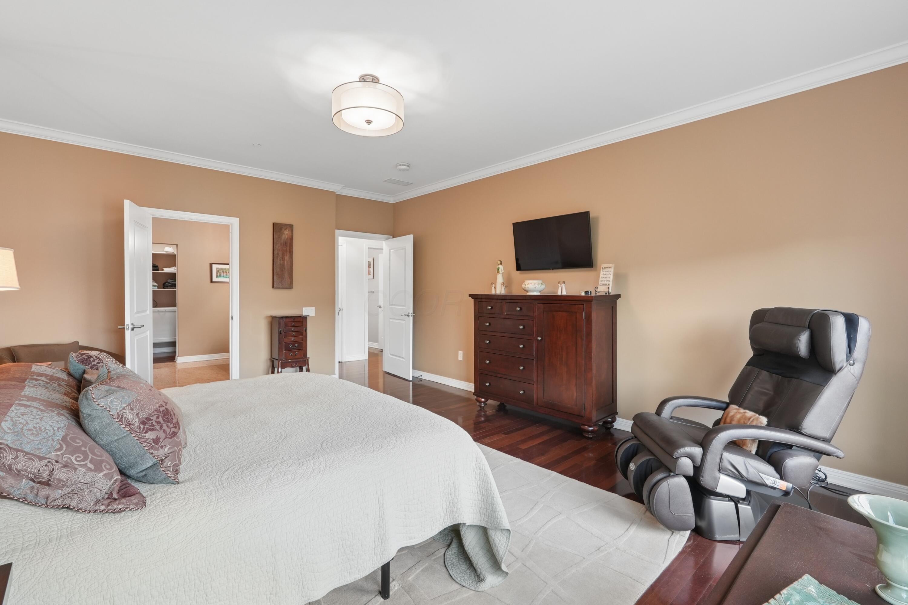 250 Daniel Burnham Square, 702
