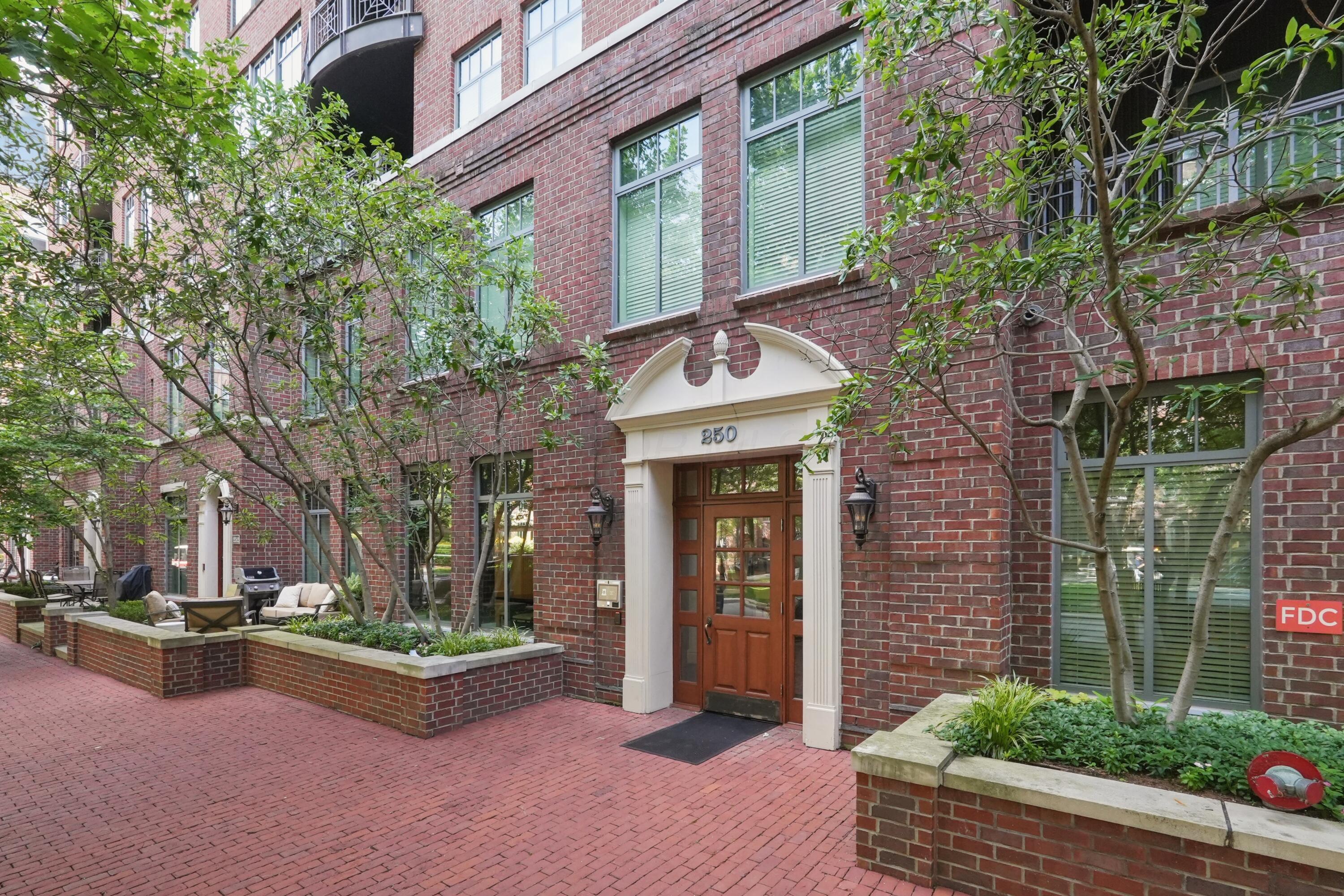 250 Daniel Burnham Square, 702