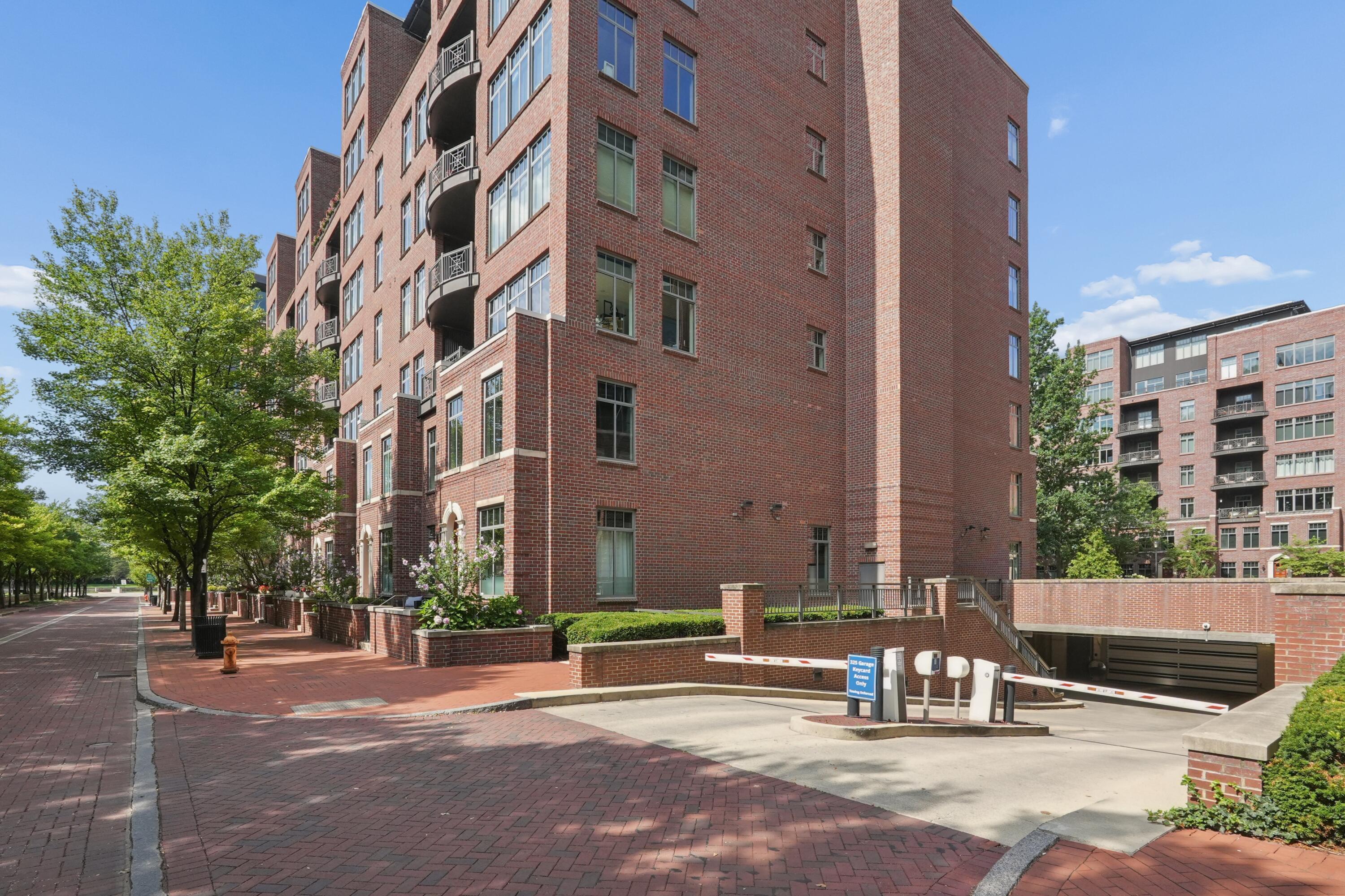 250 Daniel Burnham Square, 702