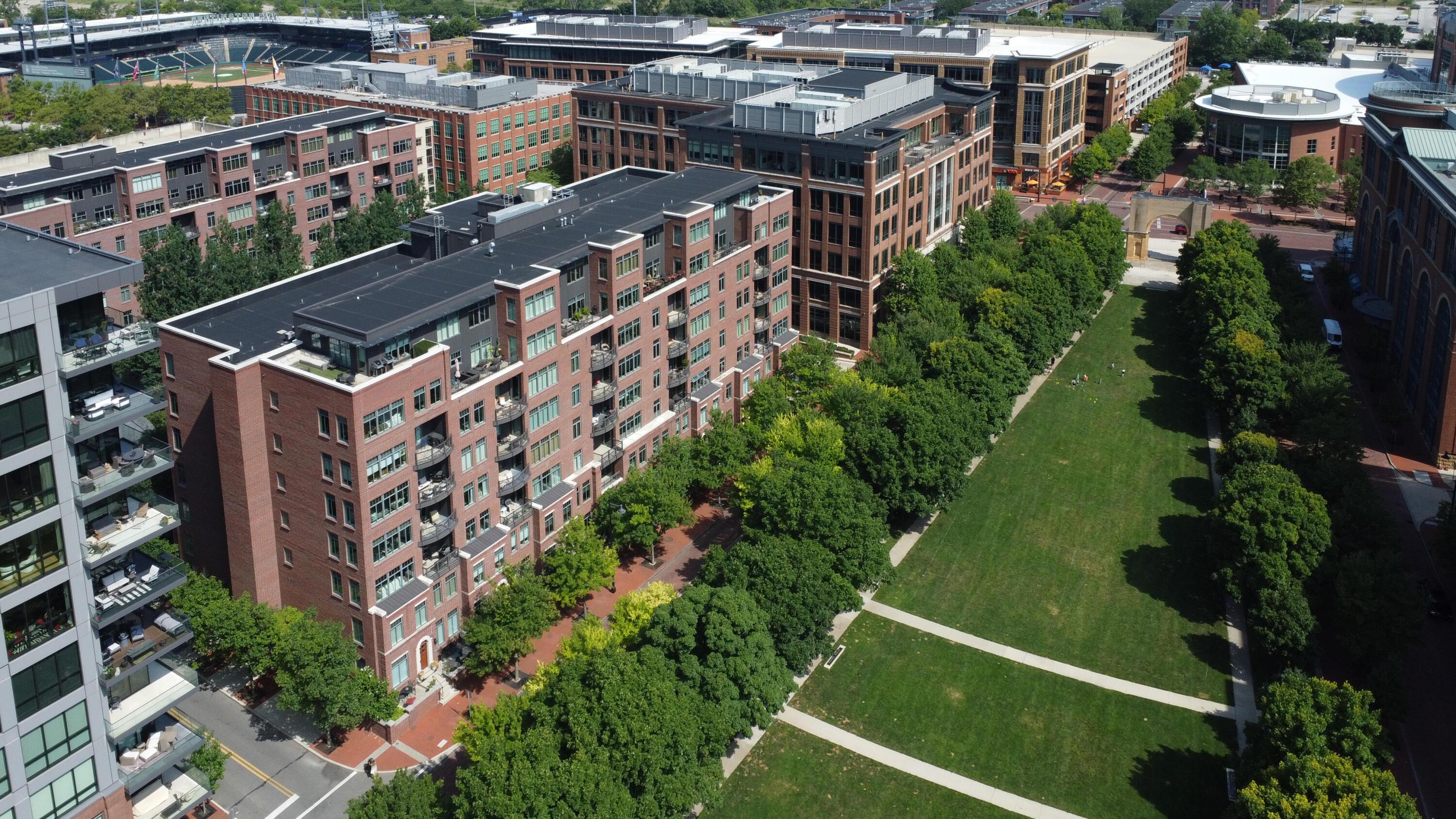 250 Daniel Burnham Square, 702