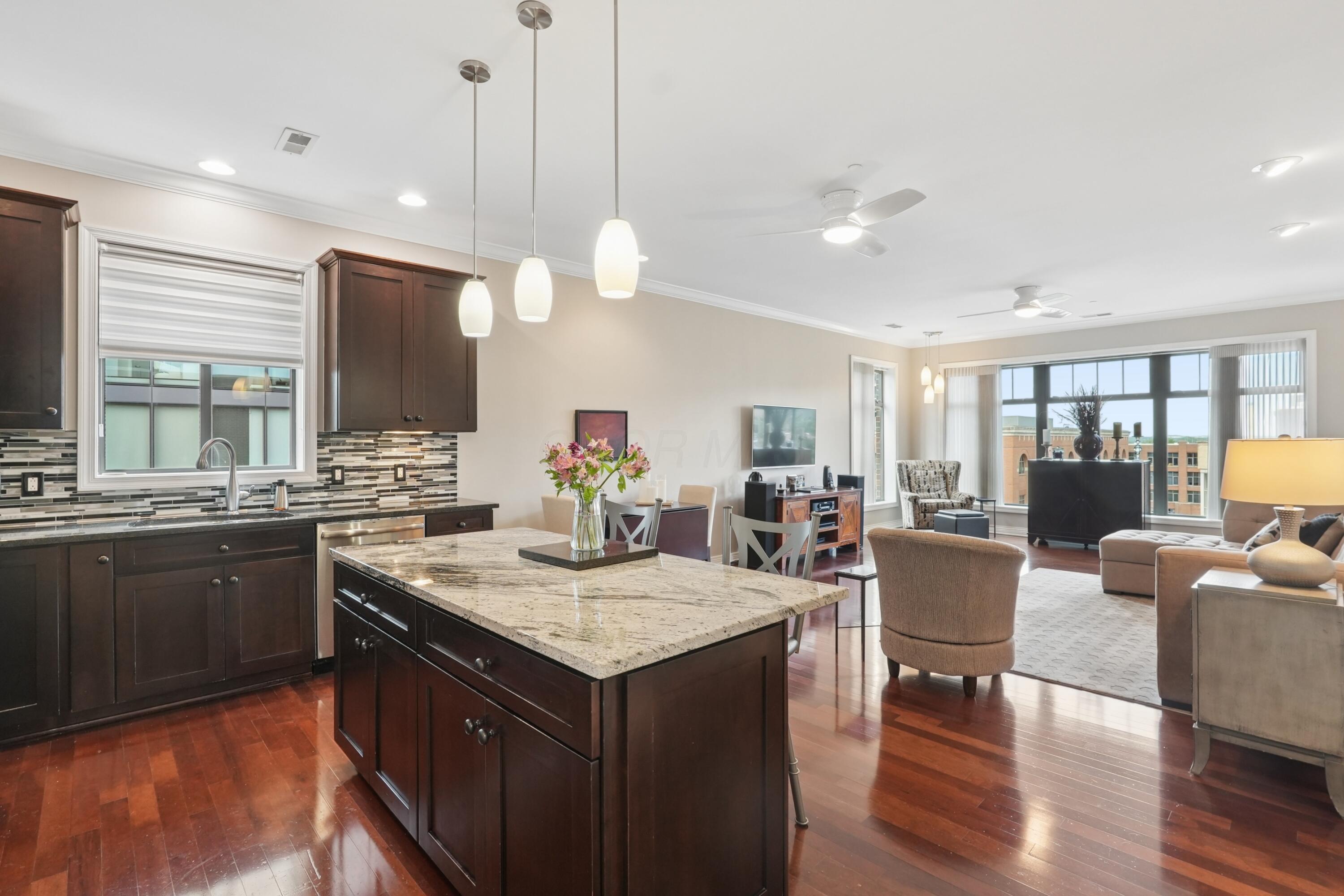 250 Daniel Burnham Square, 702