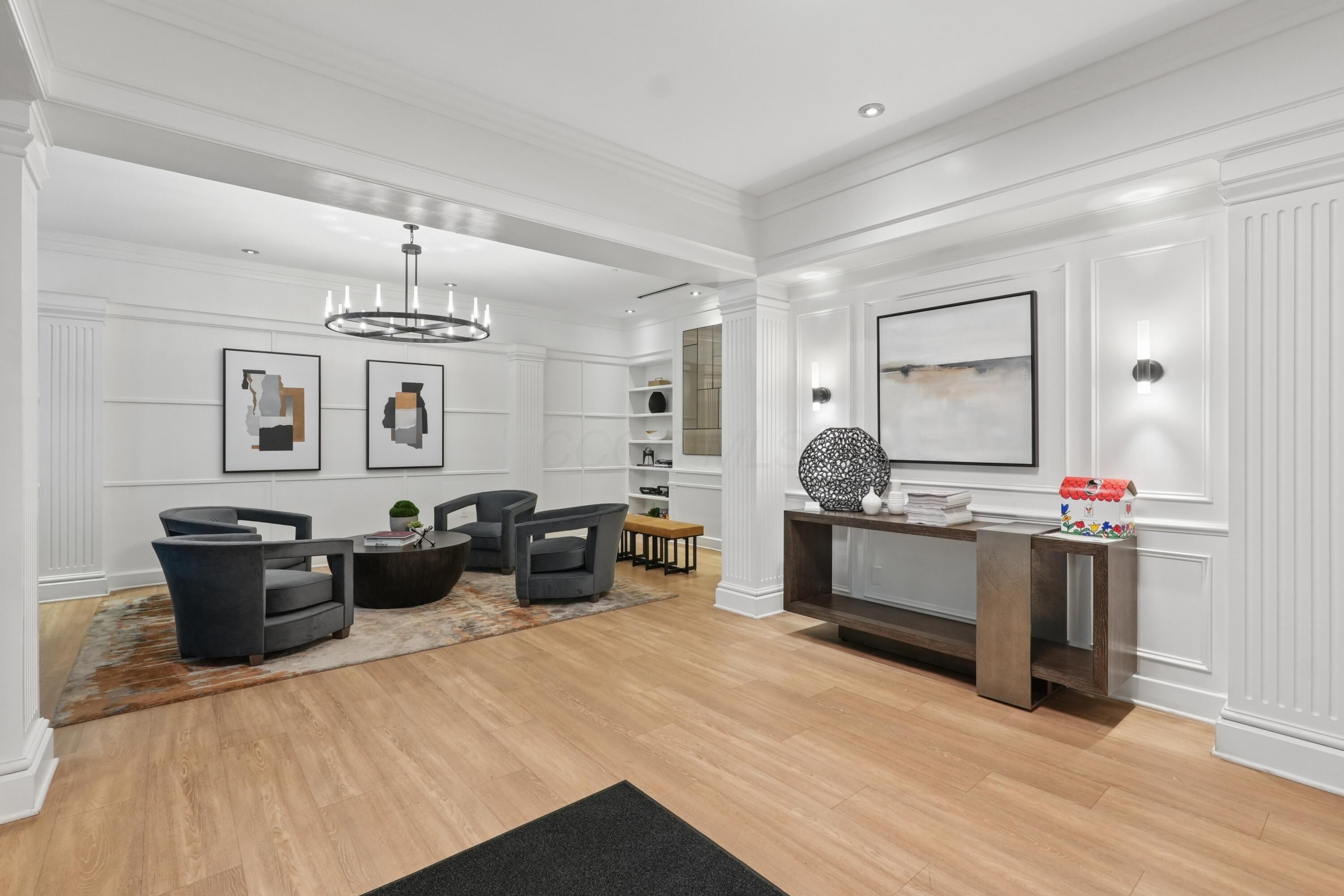 250 Daniel Burnham Square, 702