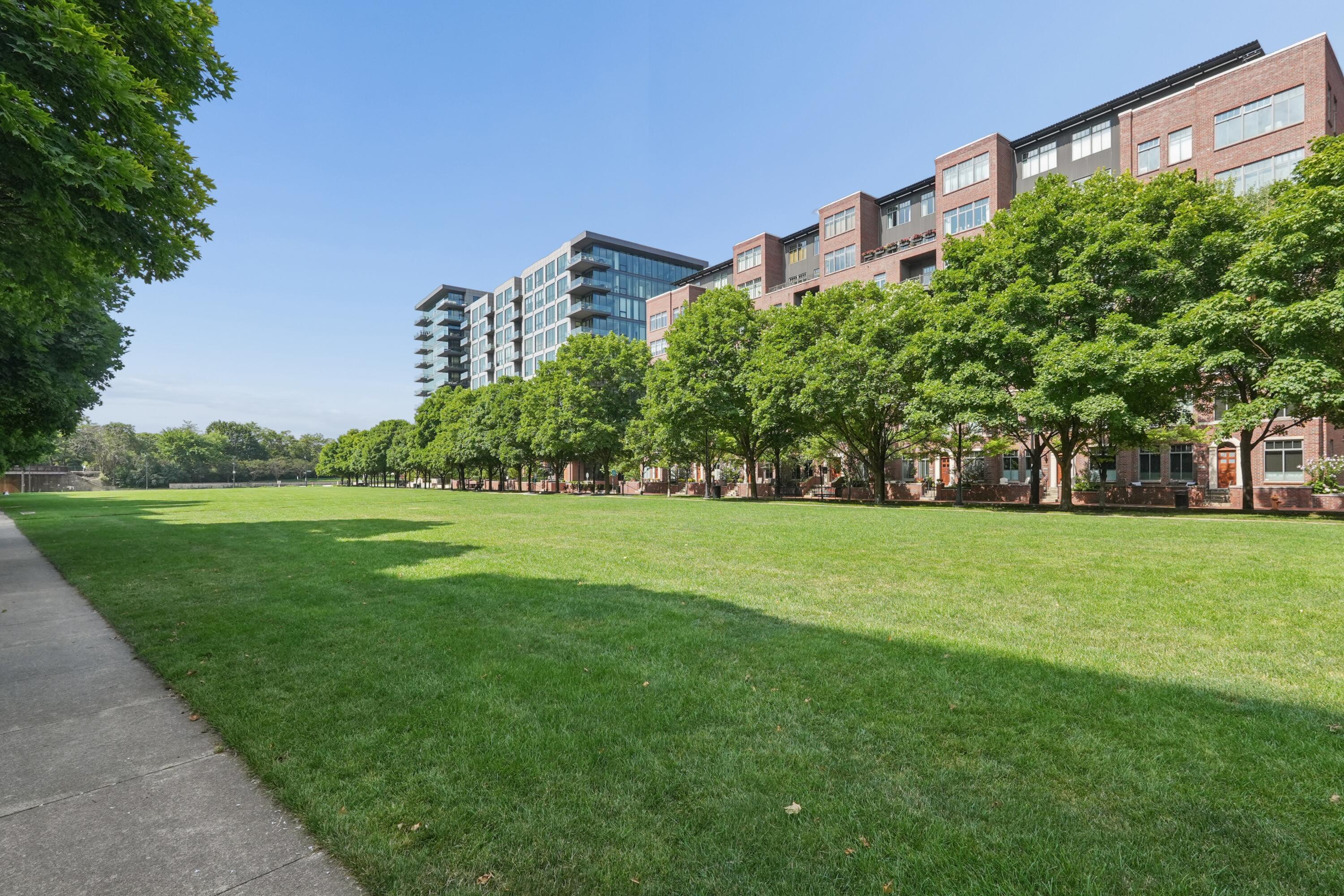 250 Daniel Burnham Square, 702