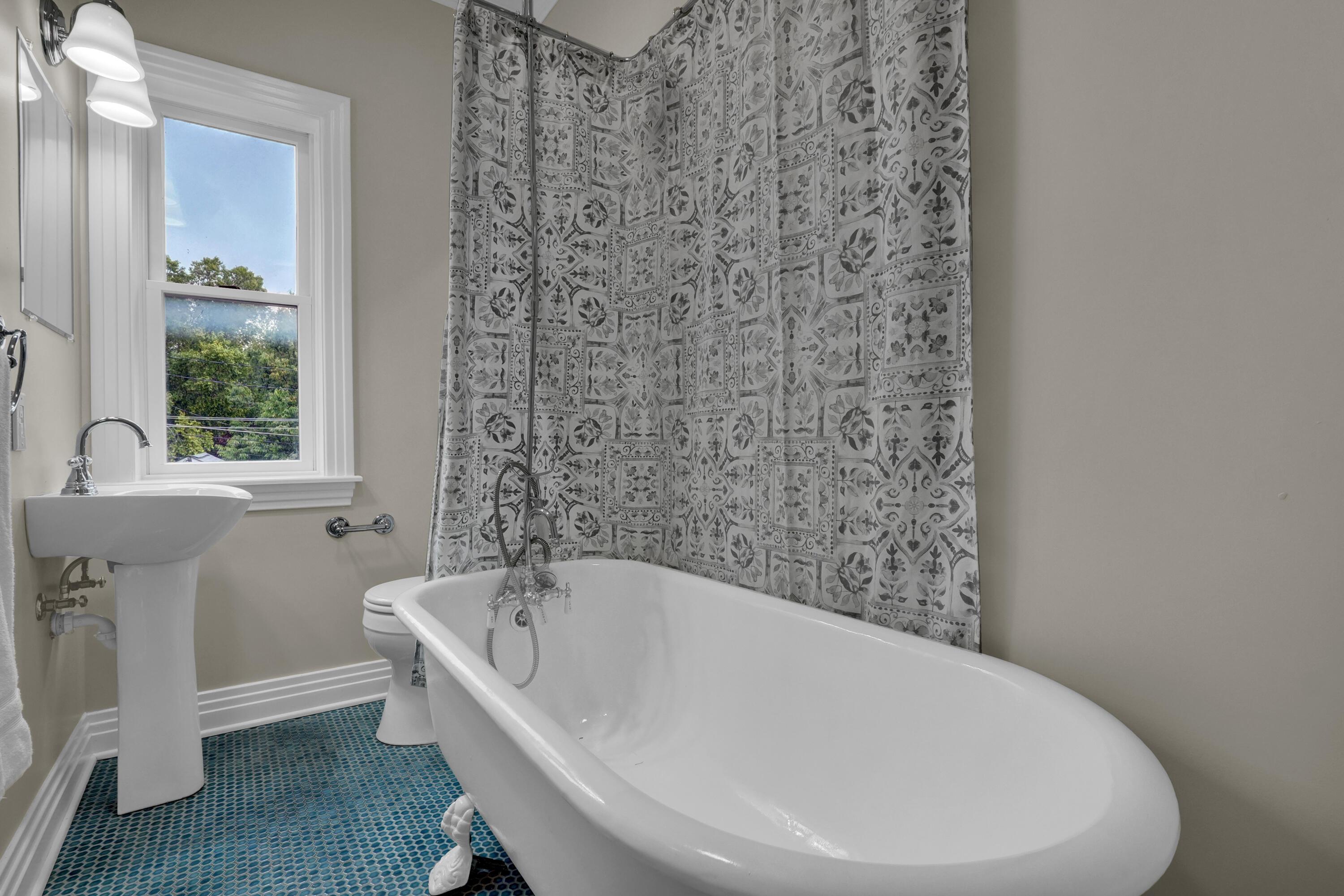 325 W 6th Avenue