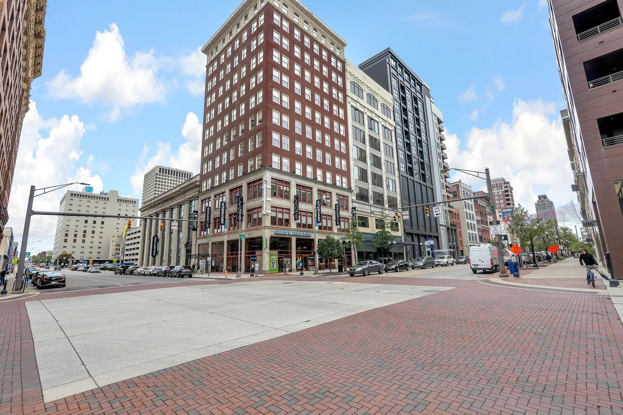 145 N High Street, 800