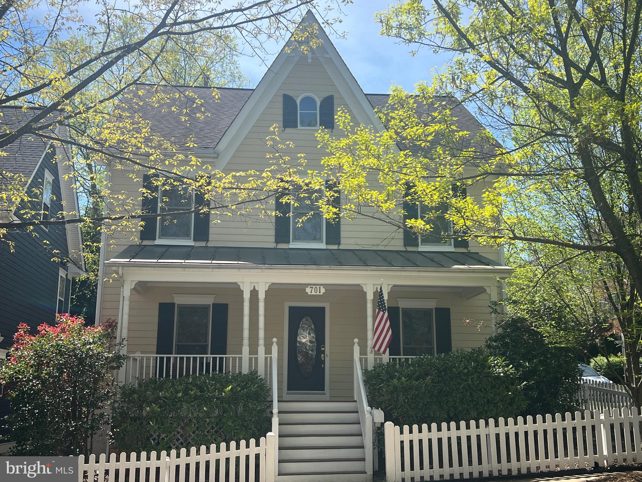701 Linslade St