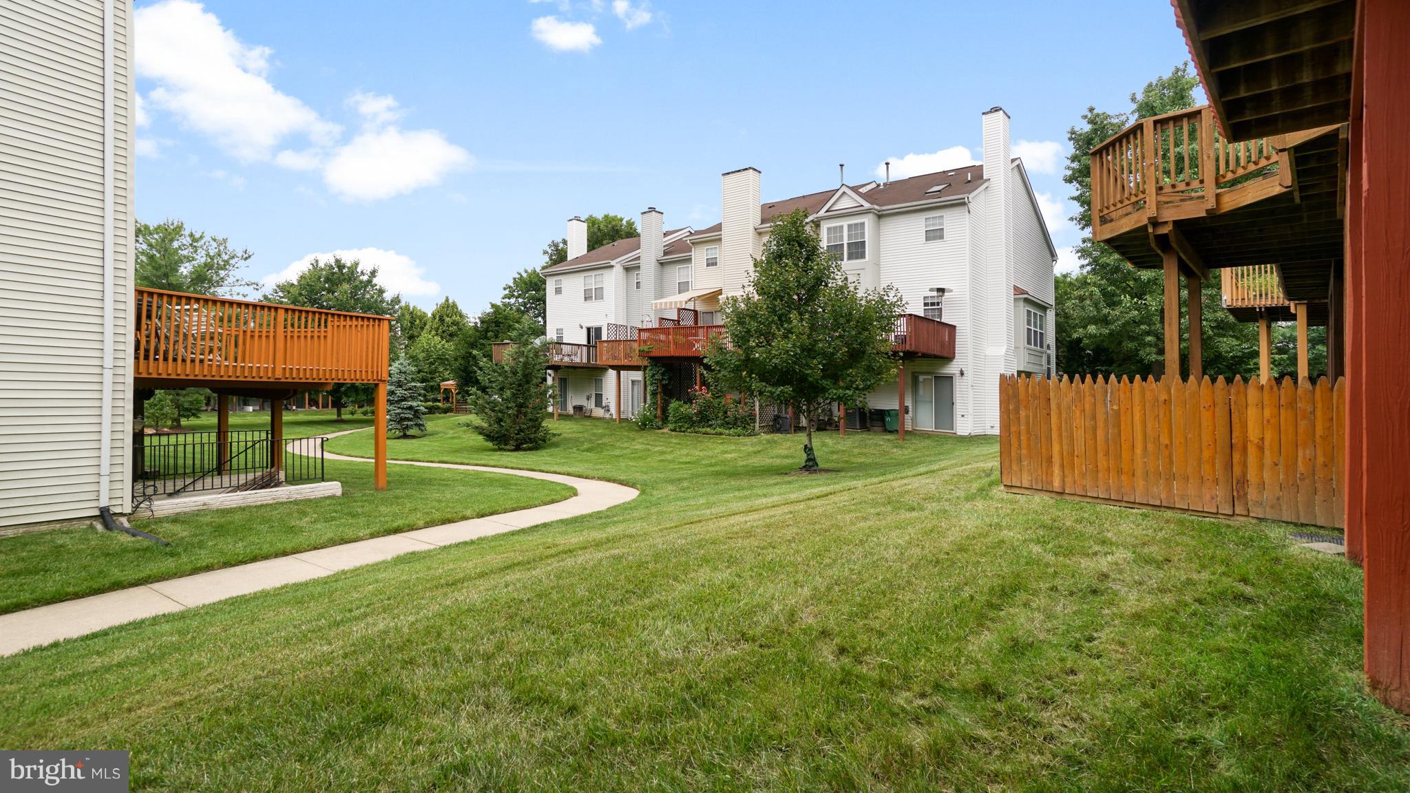 4 CARRIAGE WALK COURT