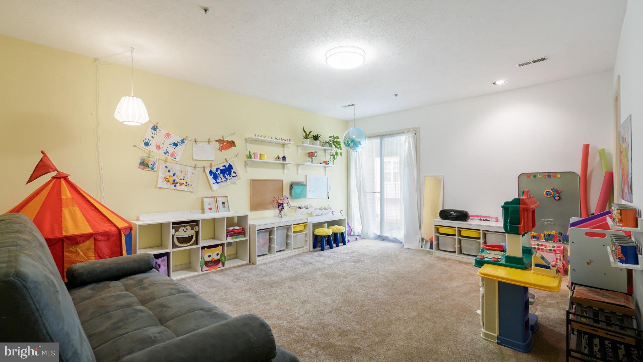 4 CARRIAGE WALK COURT