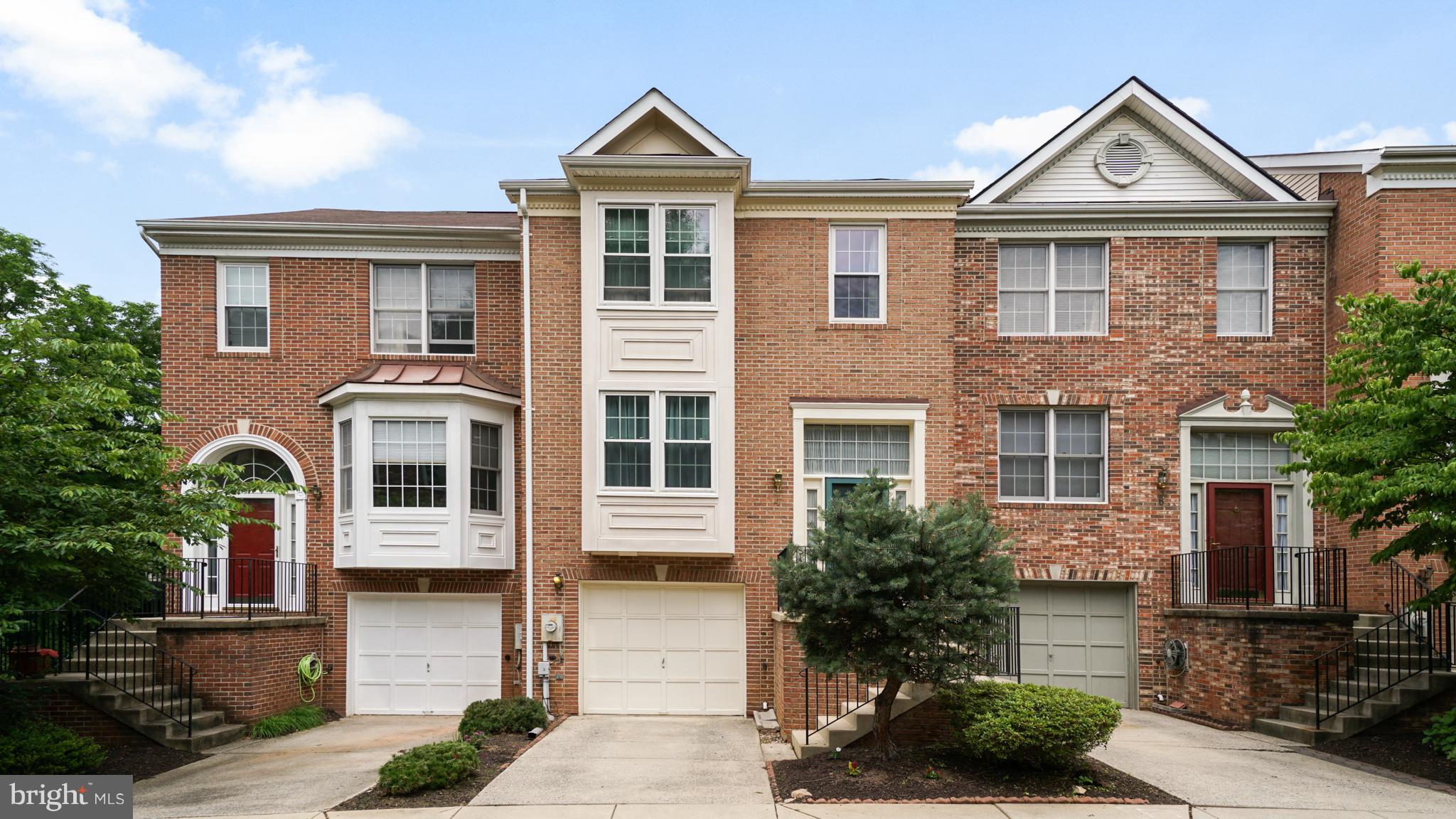 4 CARRIAGE WALK COURT